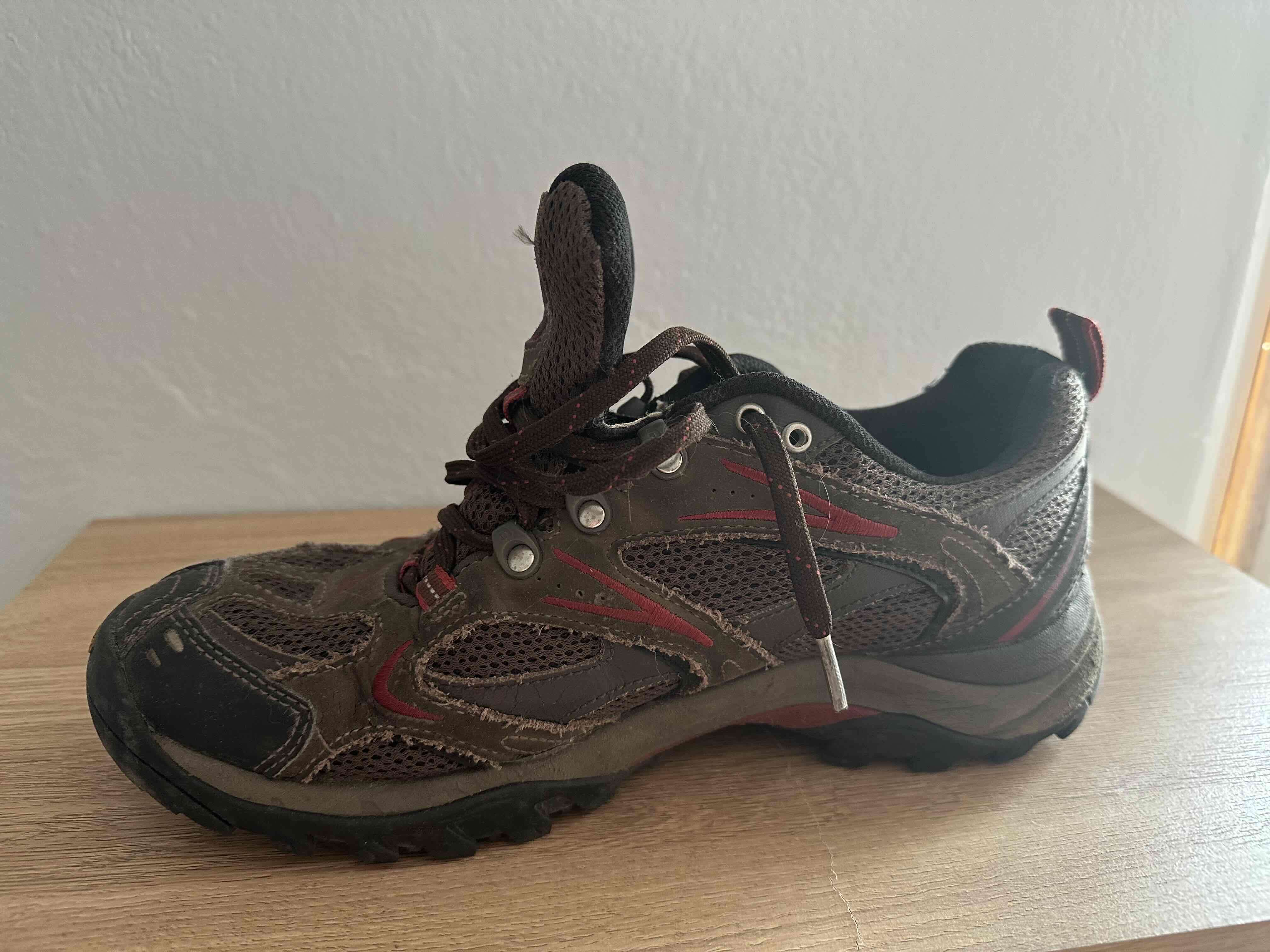 Zapatilla outdoor marrón y roja