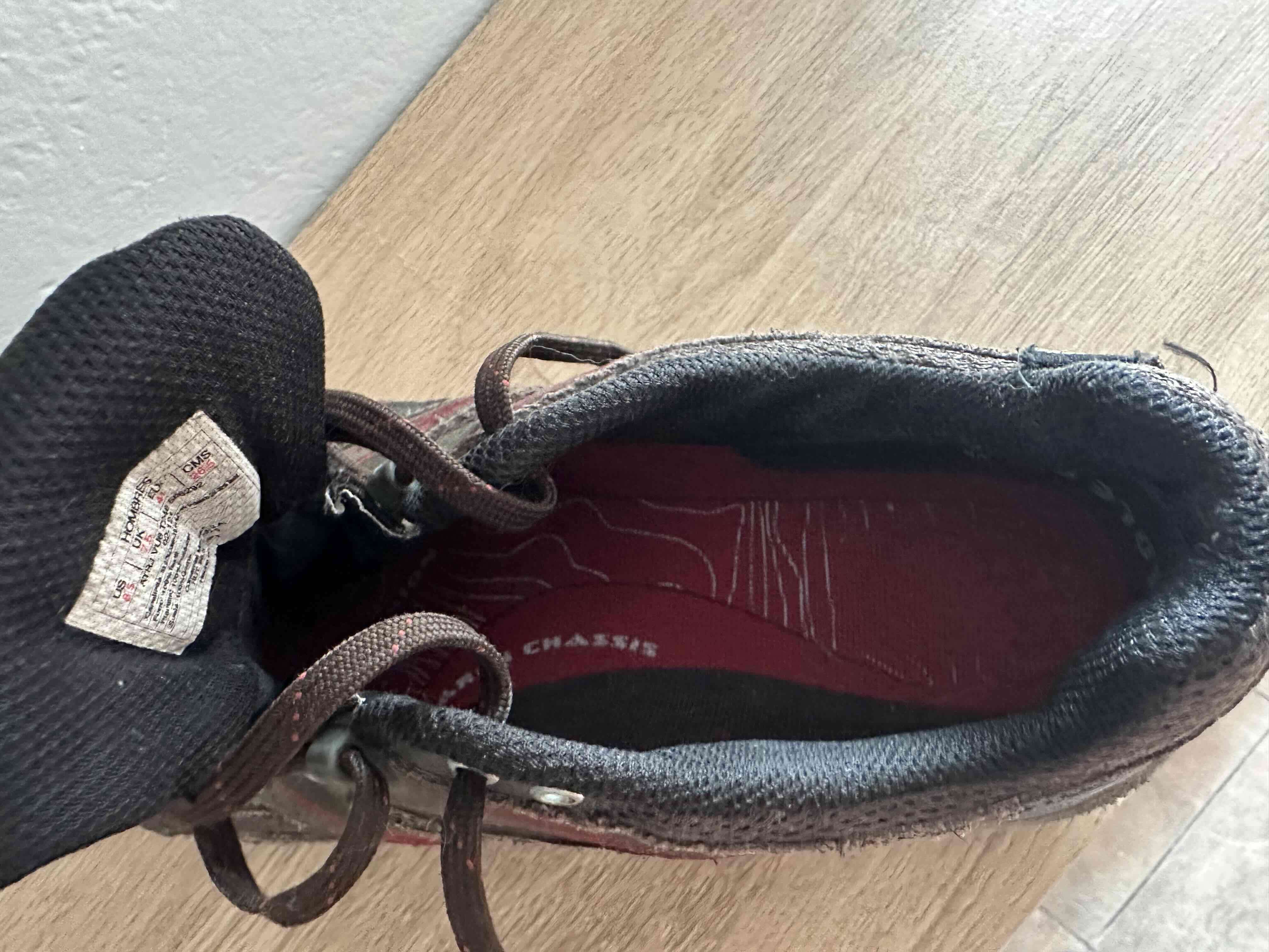 Zapatilla outdoor marrón y roja - miniatura 2