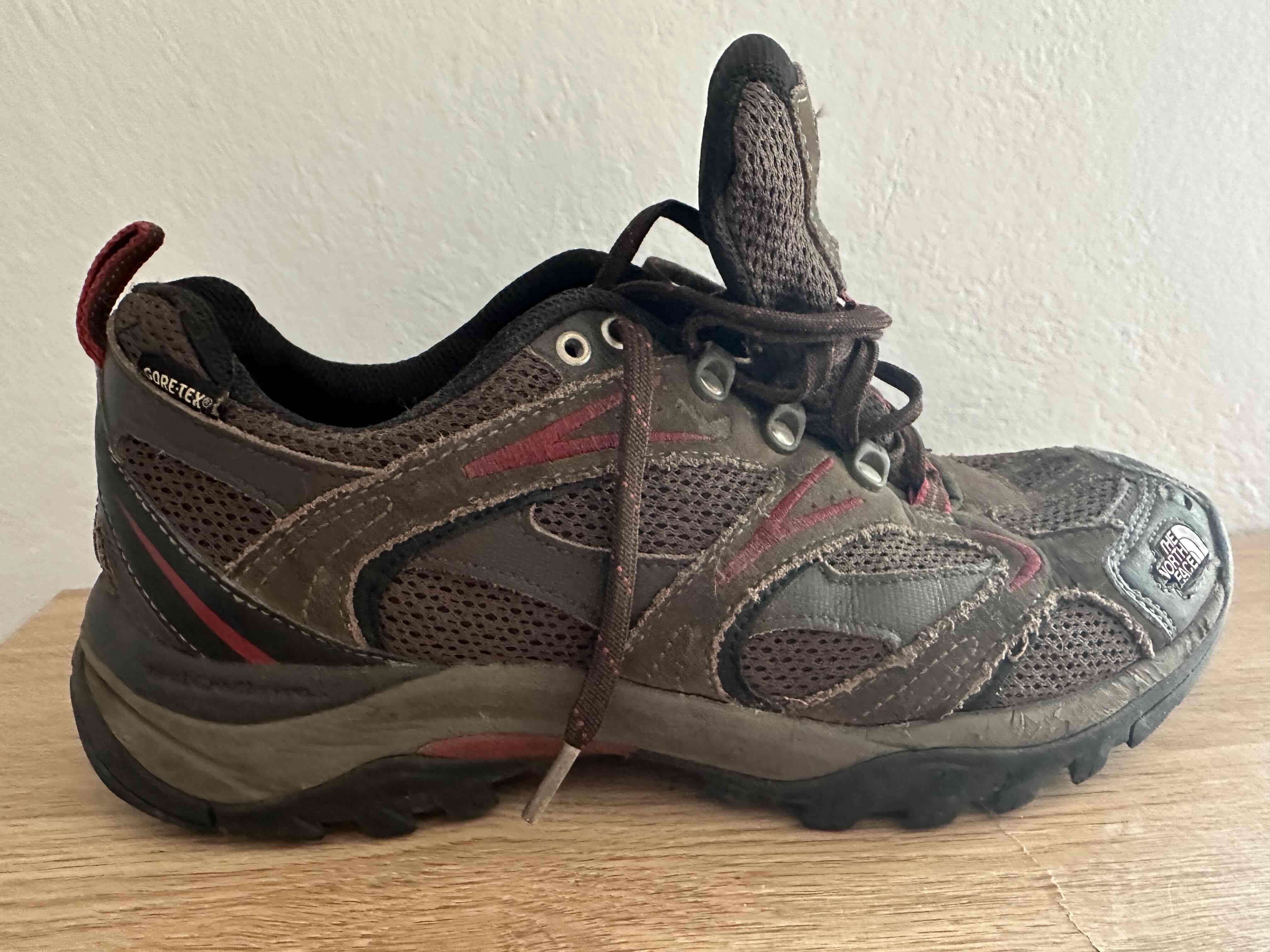 Zapatilla outdoor marrón y roja - miniatura 3