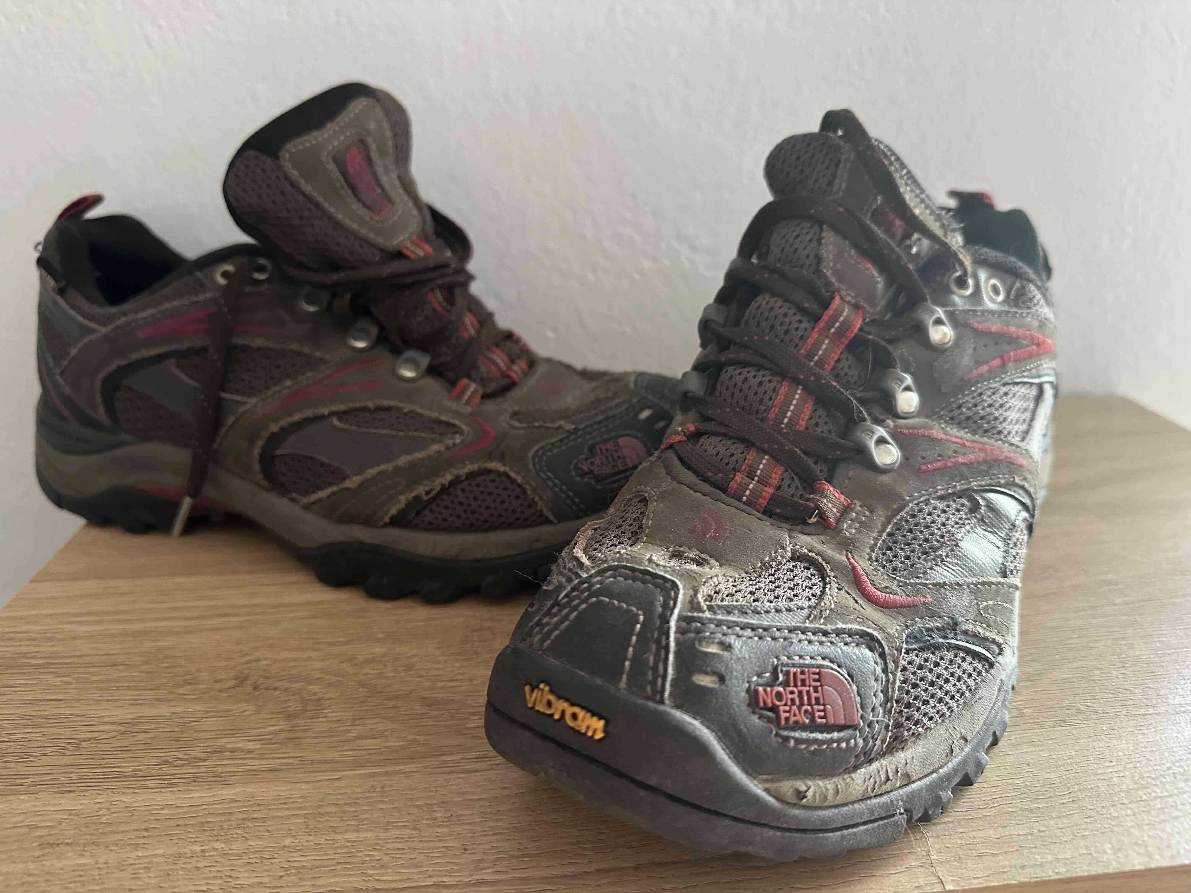 Zapatilla outdoor marrón y roja - miniatura 4