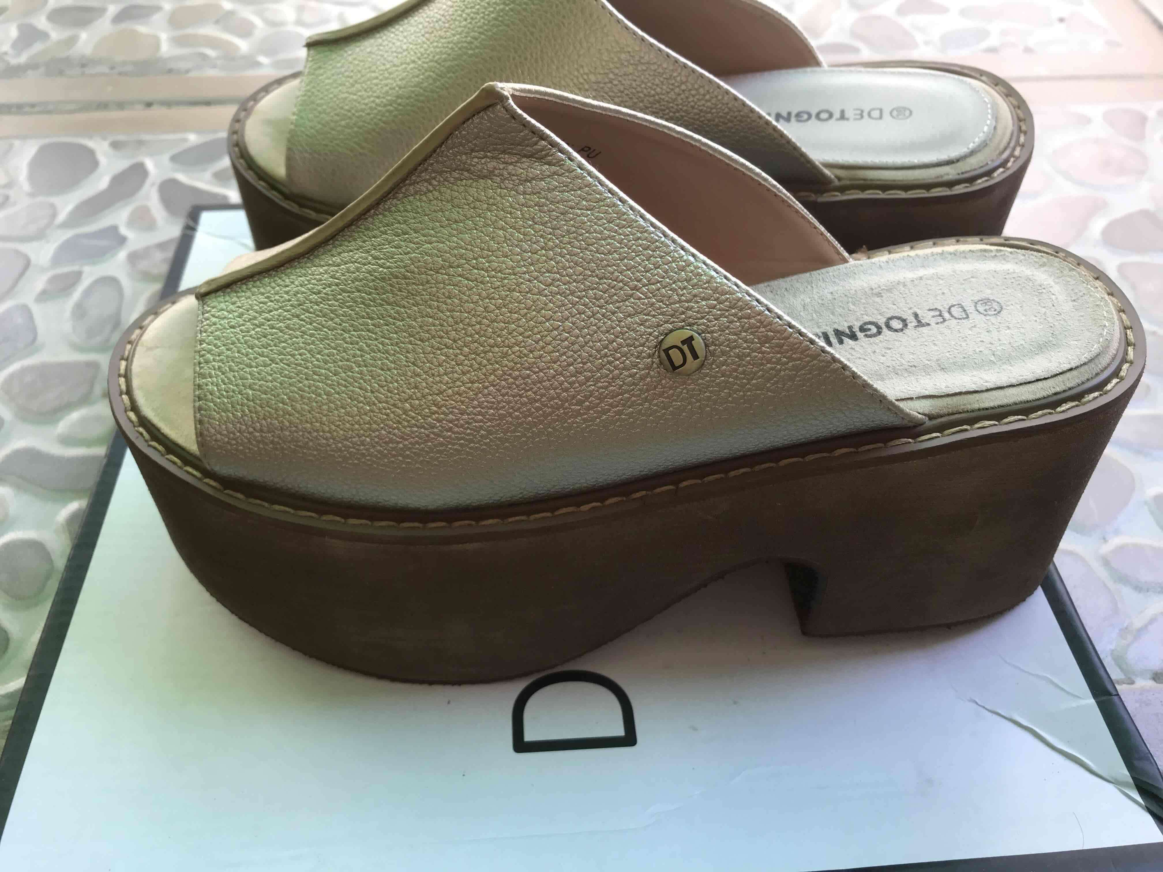 Sandalias de plataforma doradas