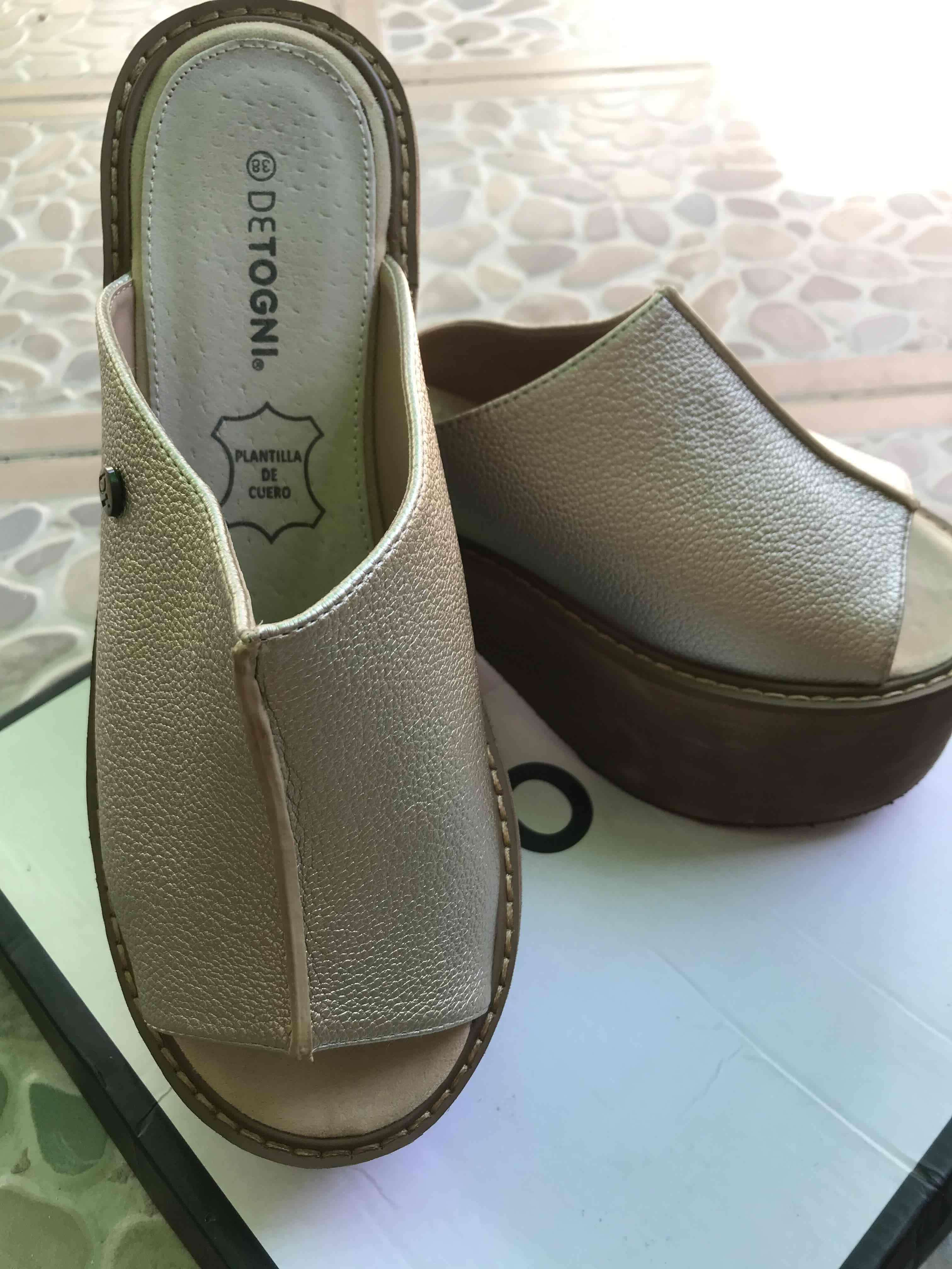 Sandalias de plataforma doradas - miniatura 2