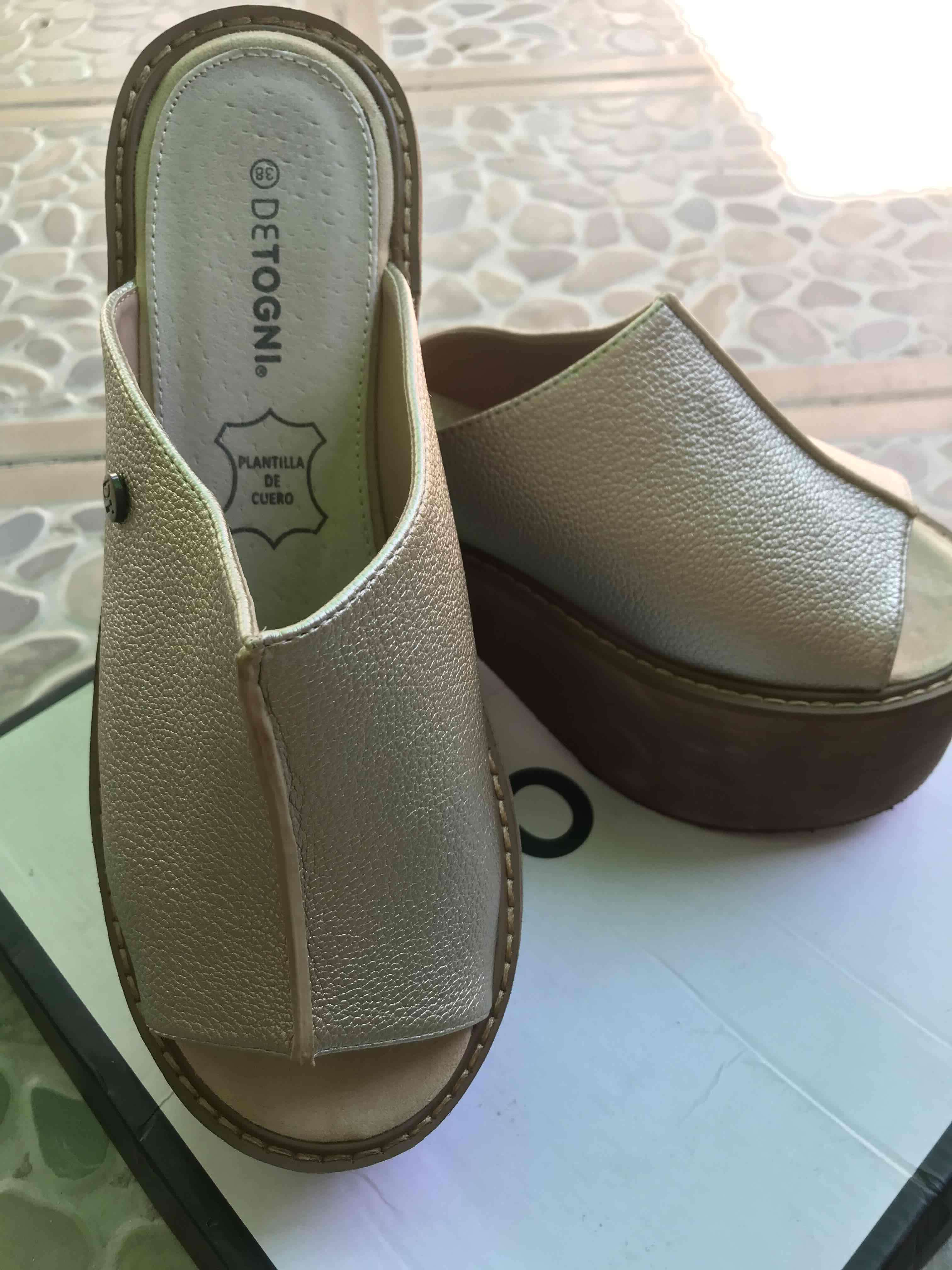 Sandalias de plataforma doradas - miniatura 3