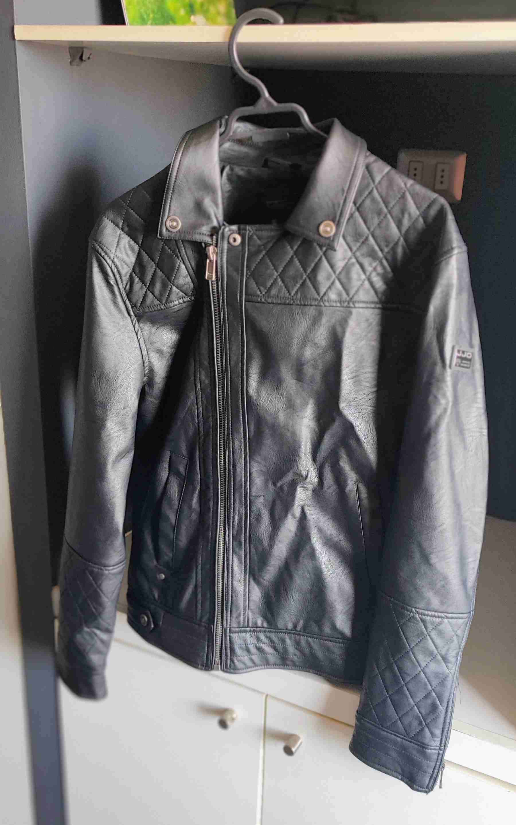 Chaqueta negra de cuero estilo biker