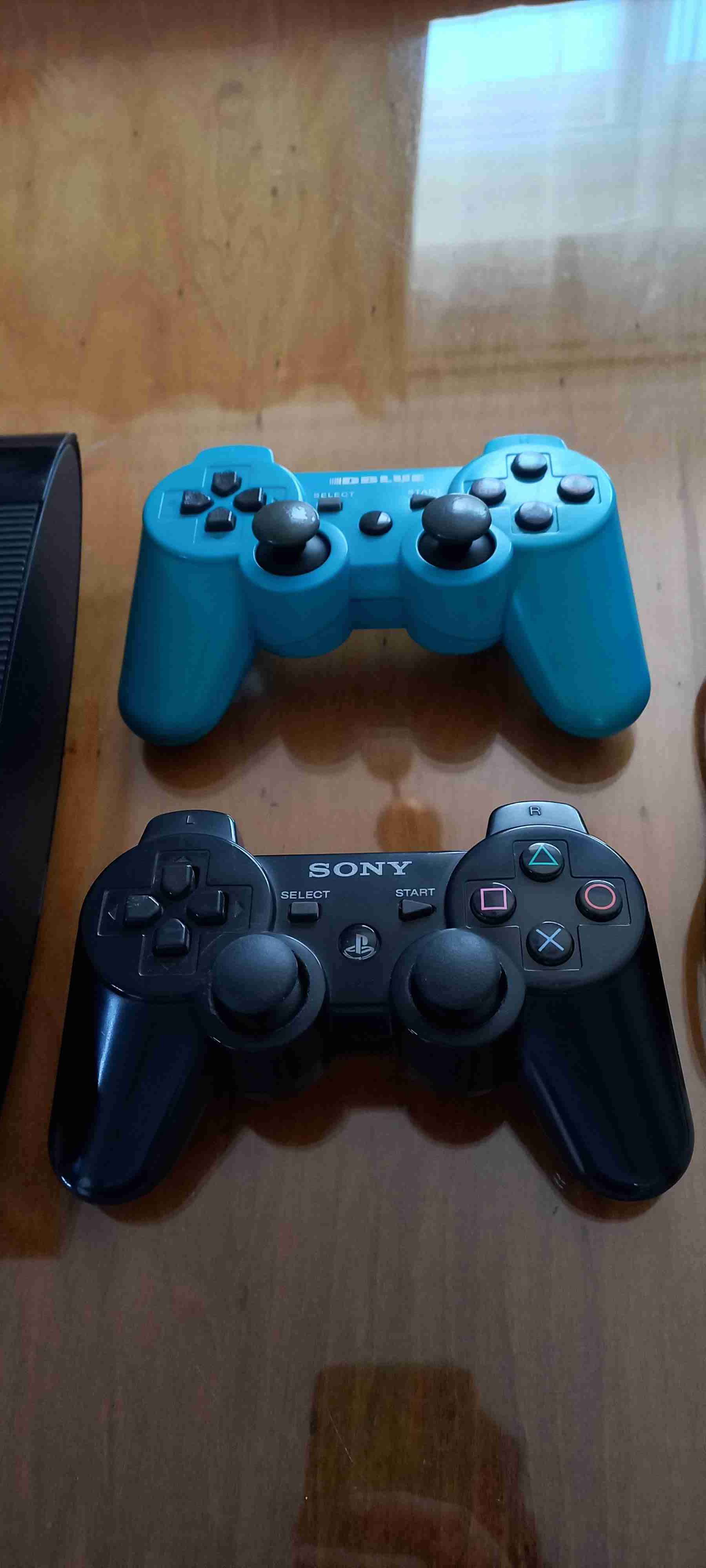 Consola PS3 con dos controles - miniatura 3