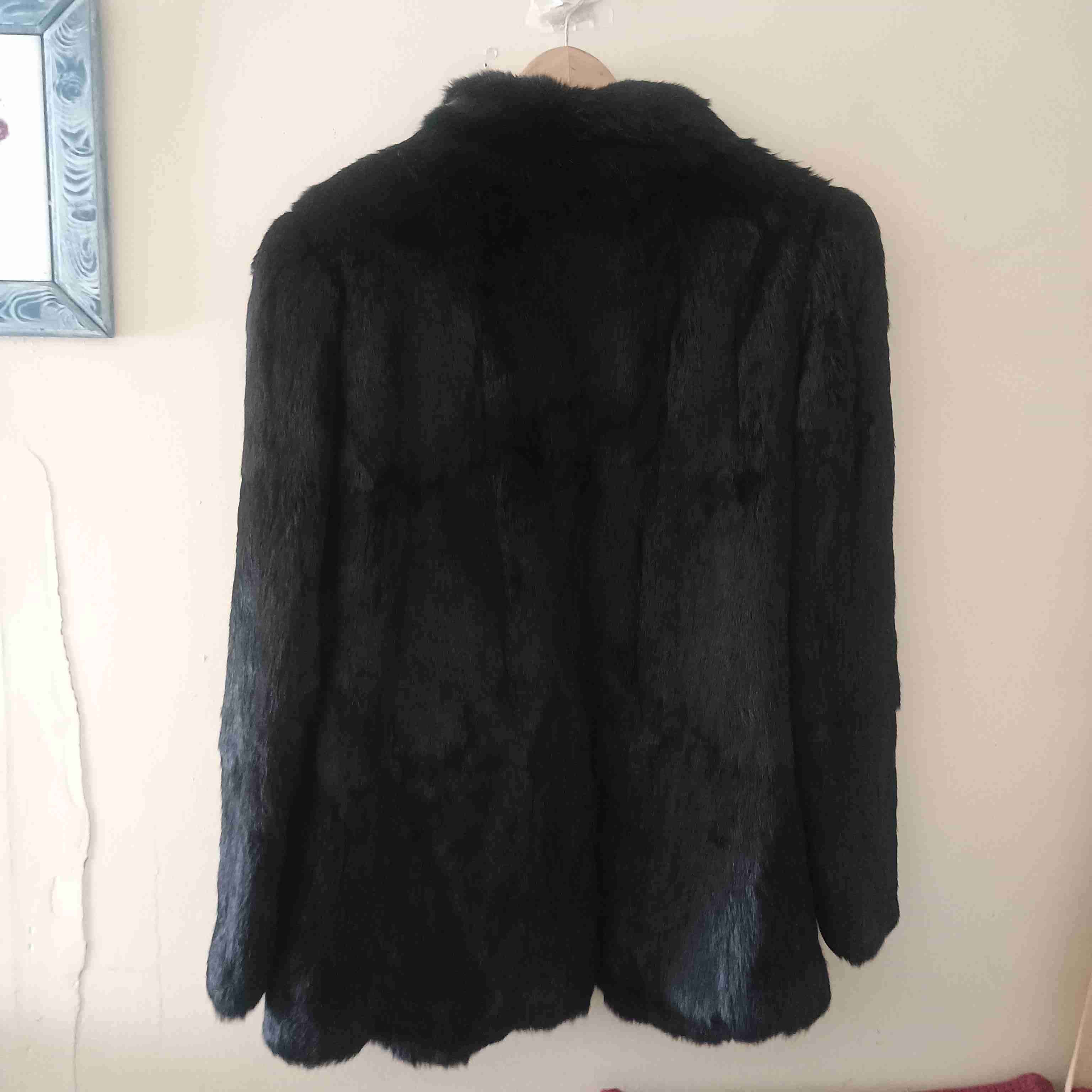 Abrigo de piel negro elegante - miniatura 3