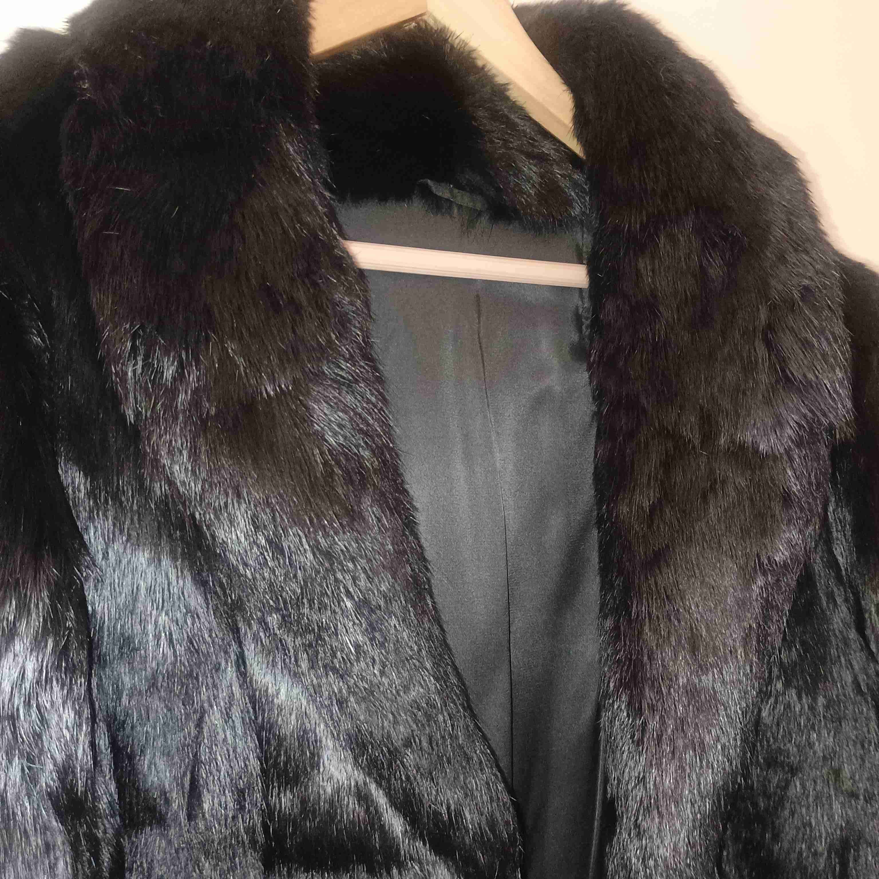 Abrigo de piel negro elegante - miniatura 5