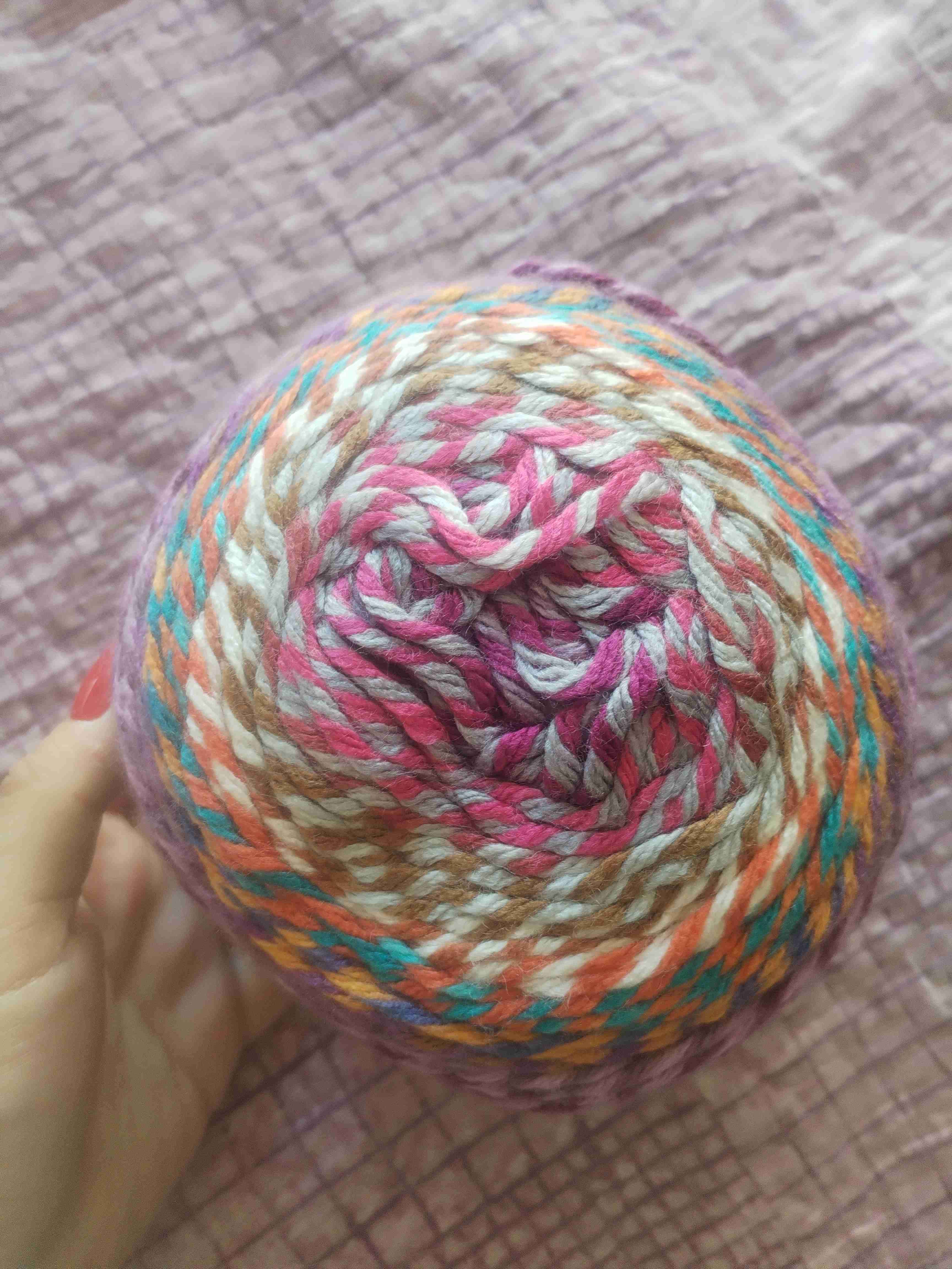 Ovillo de lana multicolor