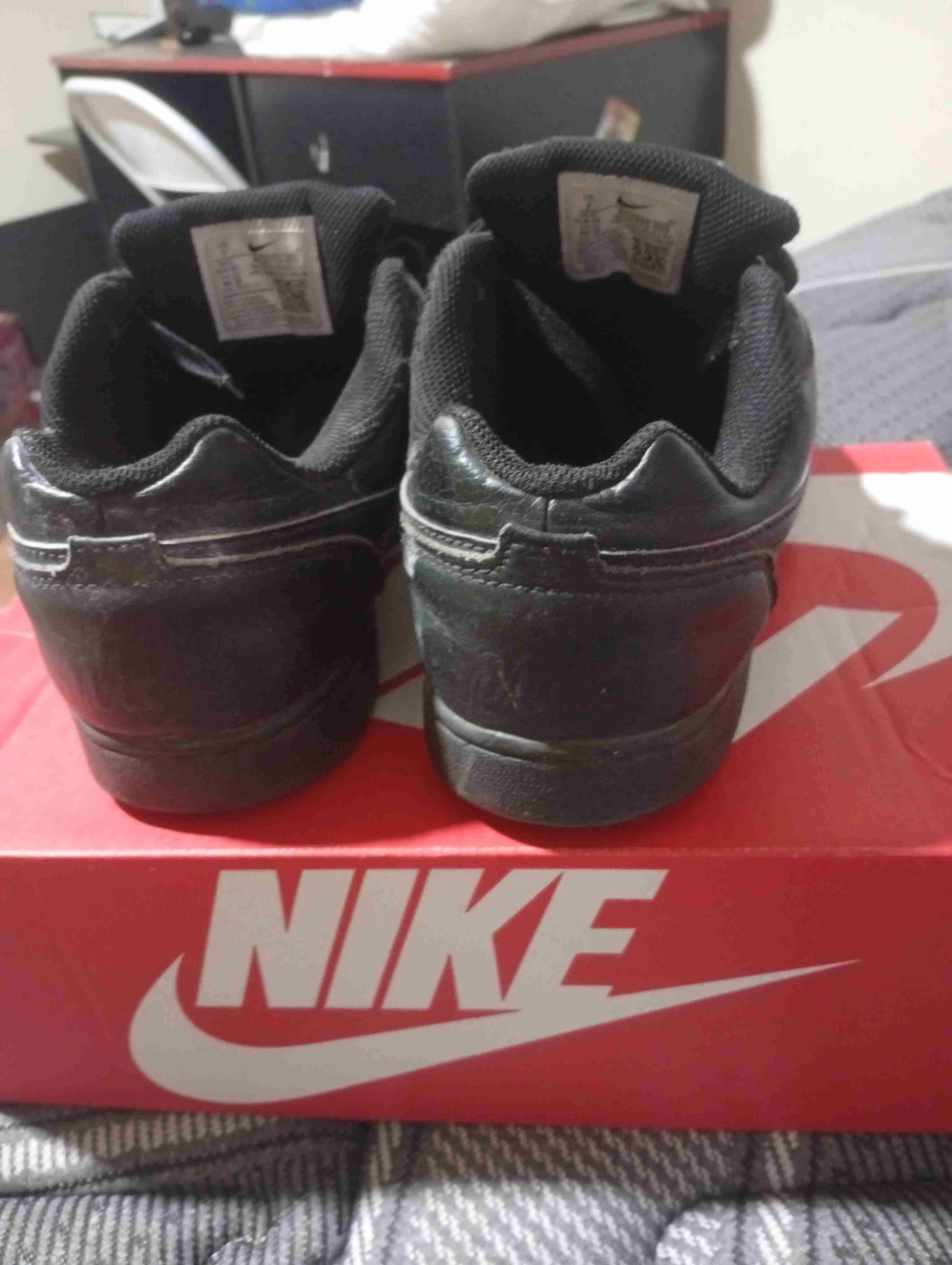 Zapatillas negras Nike clásicas - miniatura 3