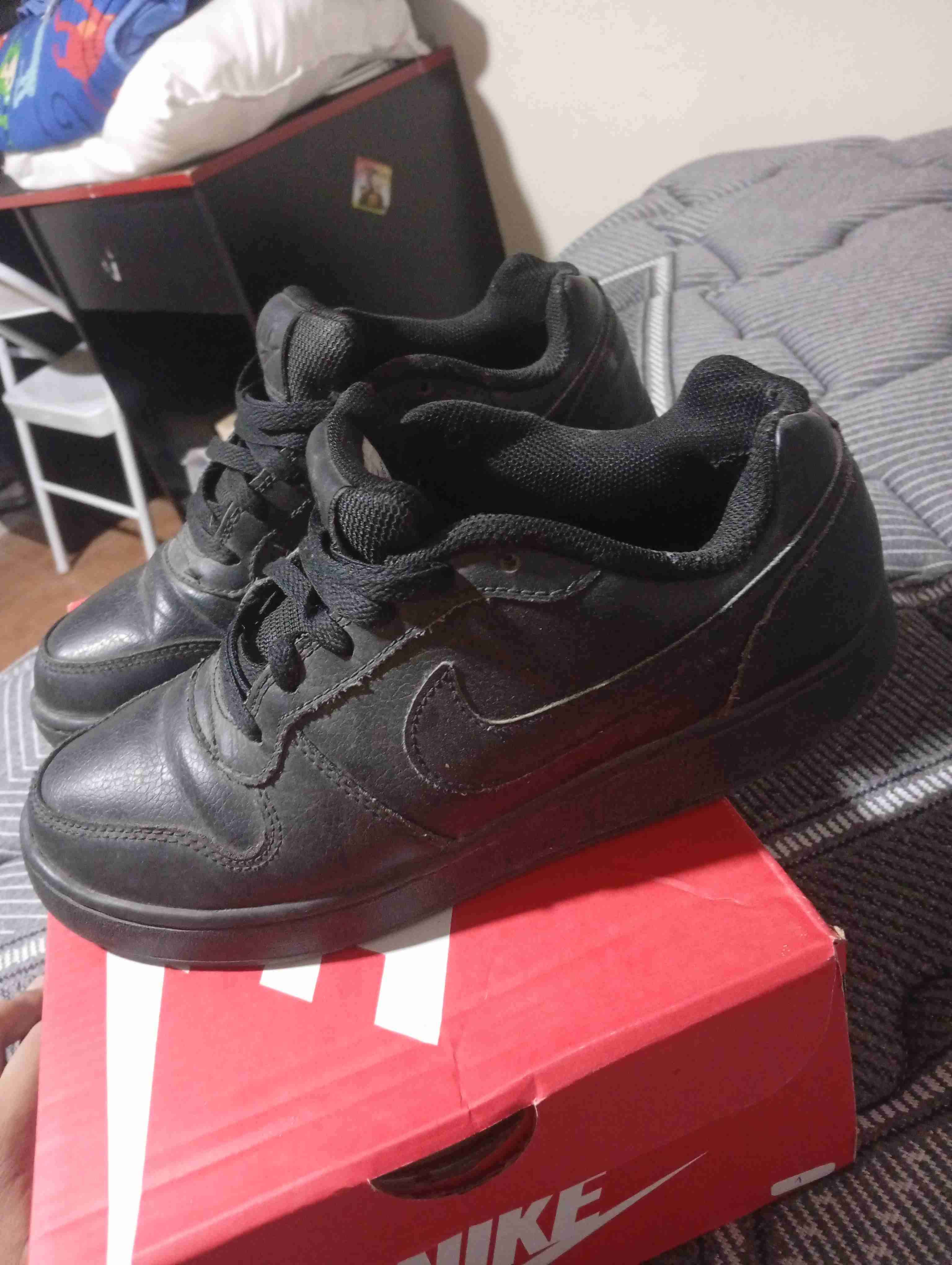 Zapatillas negras Nike clásicas - miniatura 4