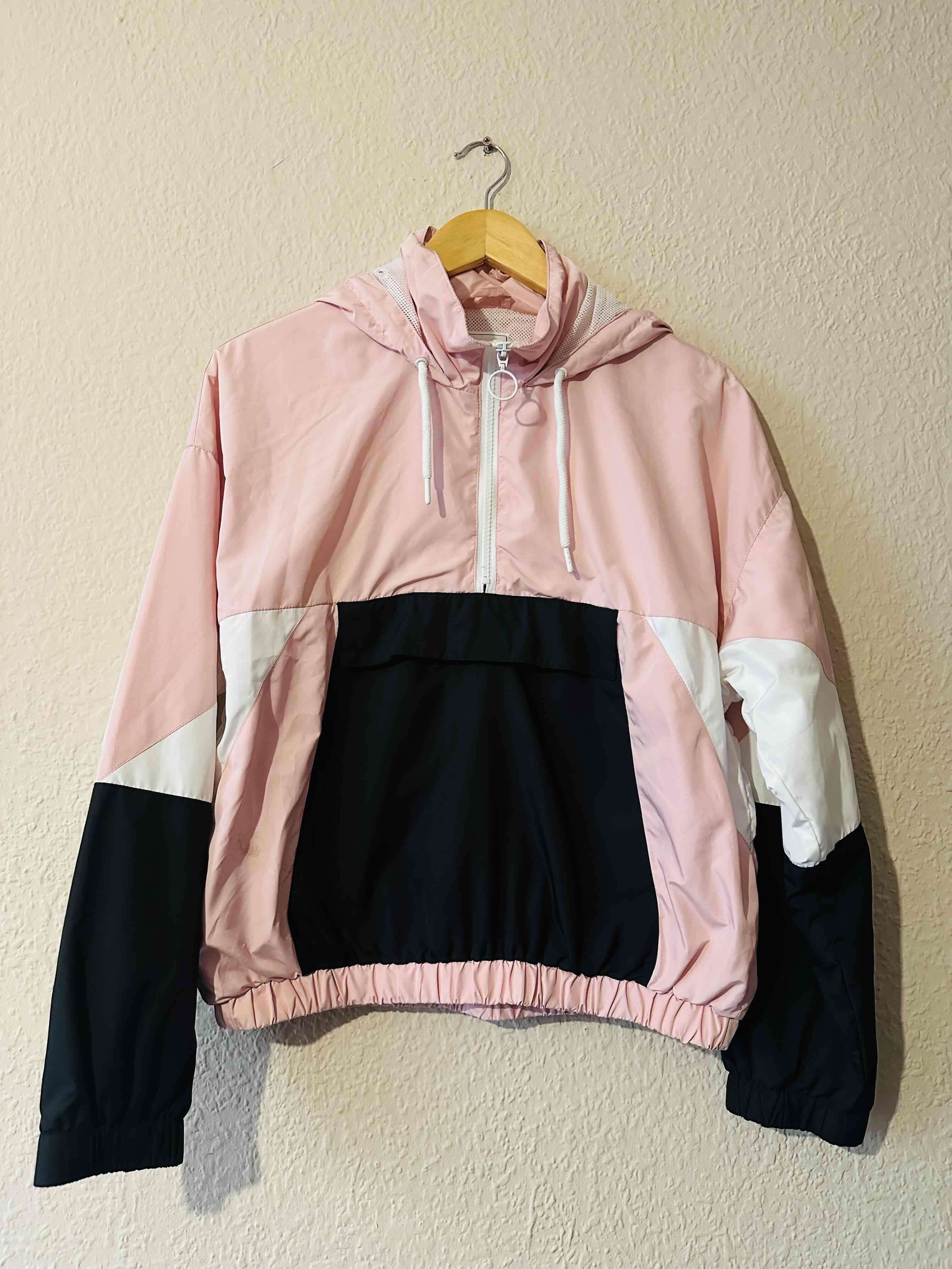 Cortavientos rosado con capucha