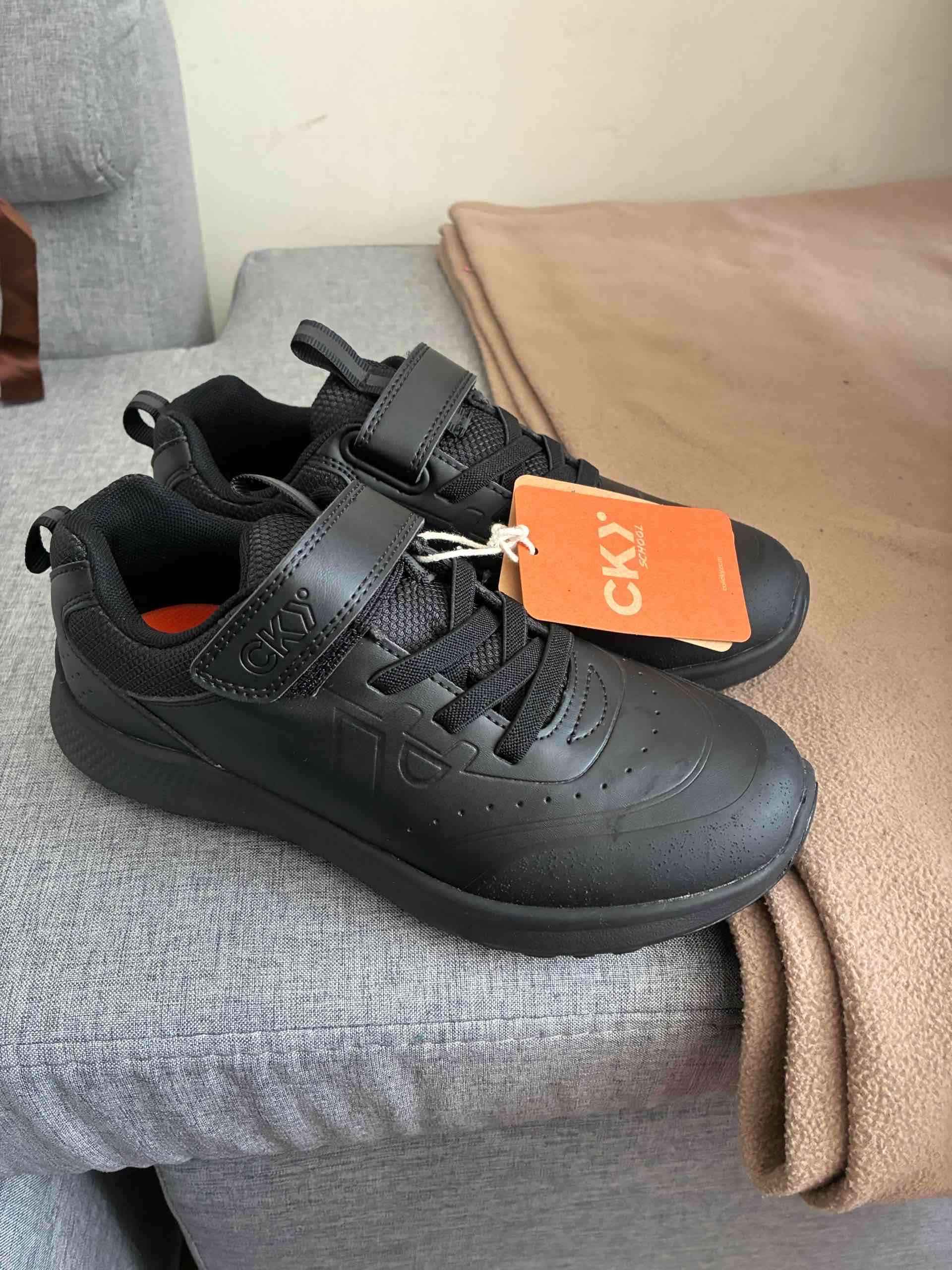 Zapatillas negras con velcro CKY