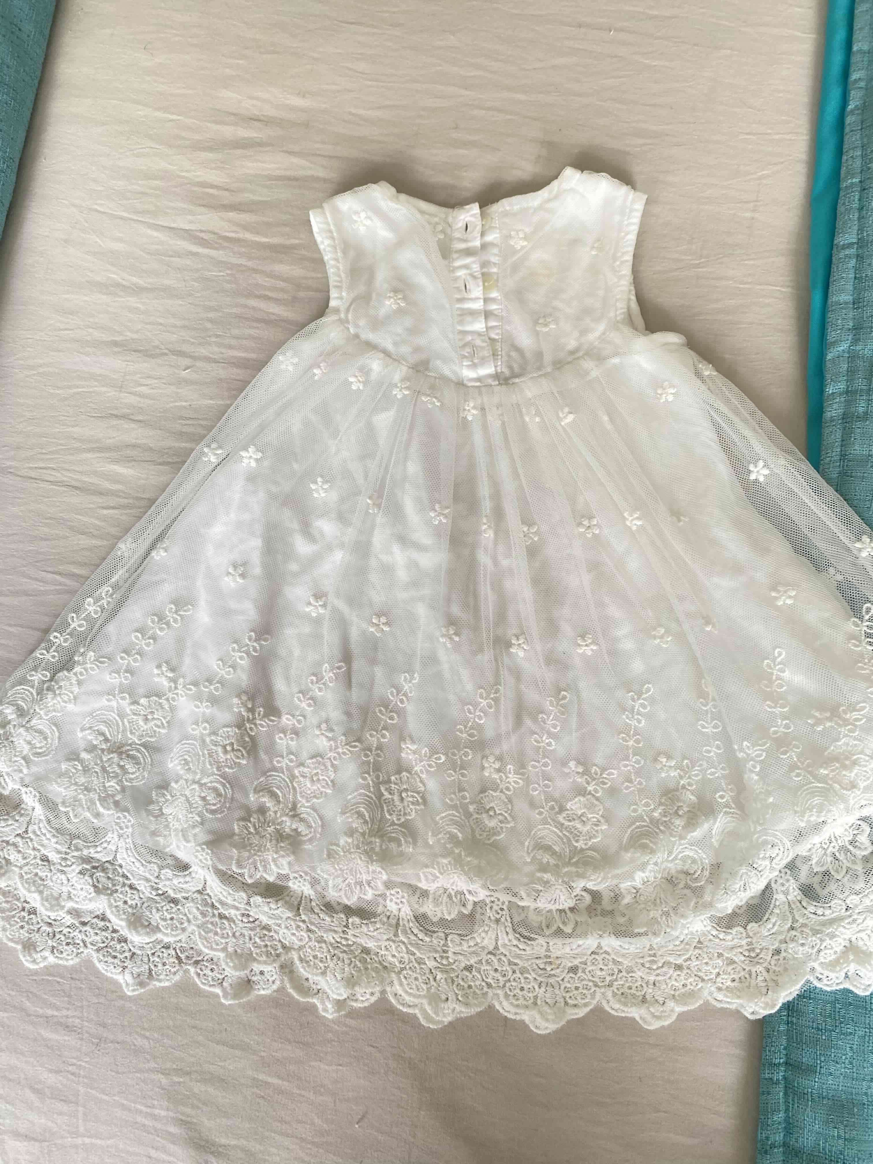 Vestido blanco bebé bordado - miniatura 3