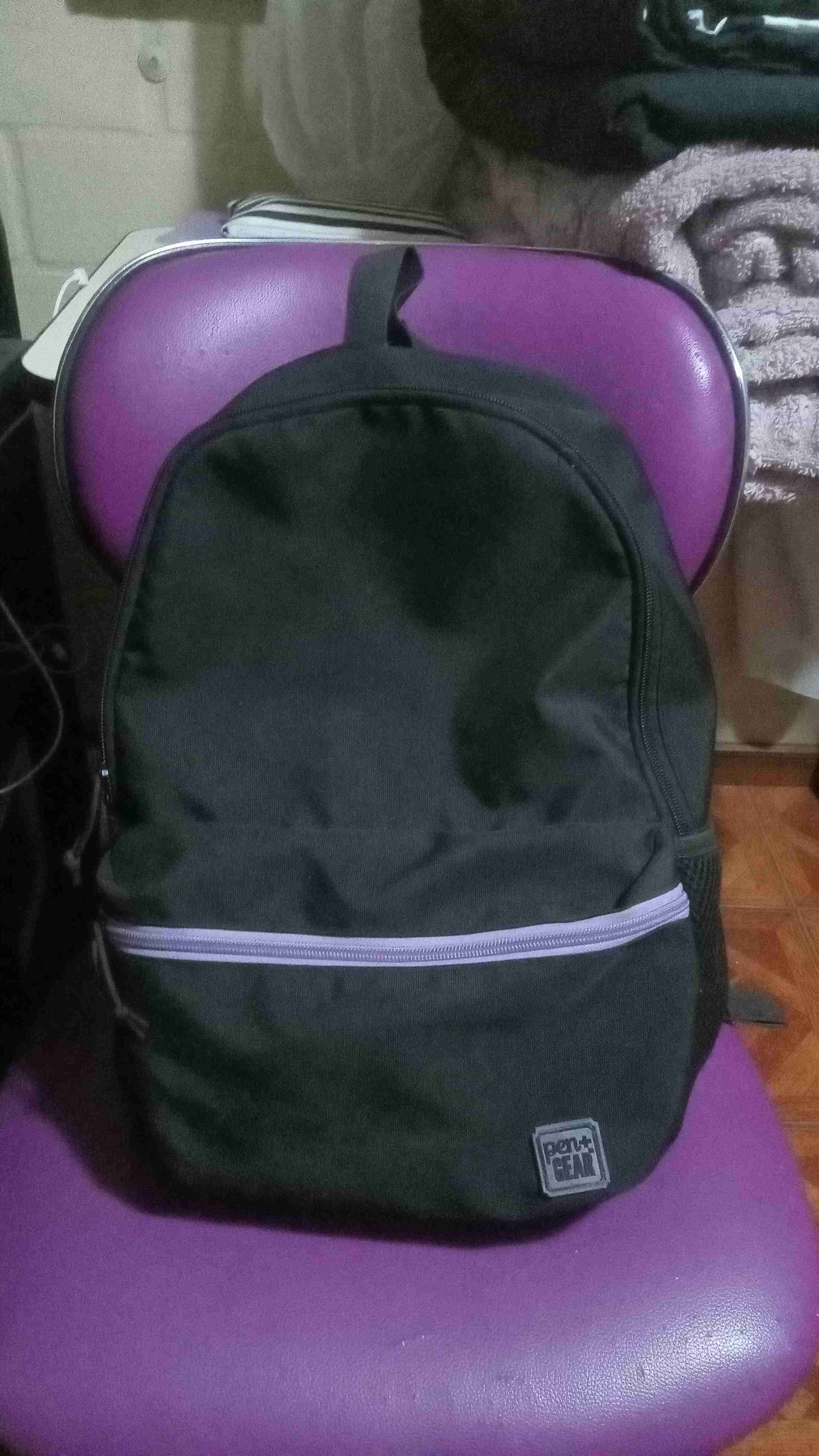 Mochila negra con bolsillo frontal