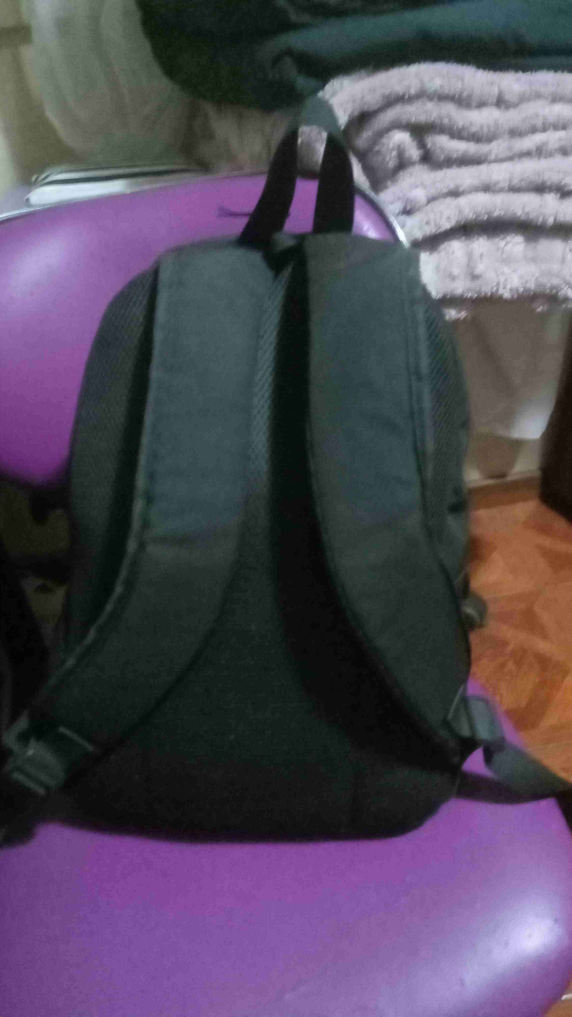 Mochila negra con bolsillo frontal - miniatura 2