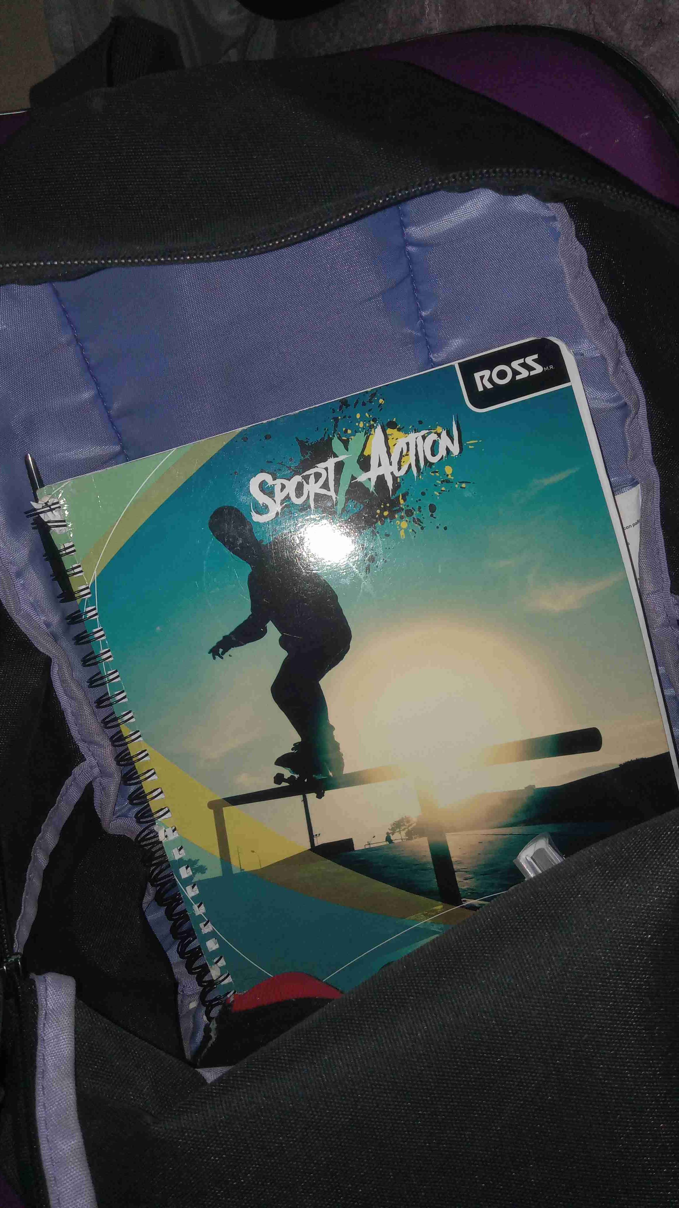 Mochila negra con bolsillo frontal - miniatura 3