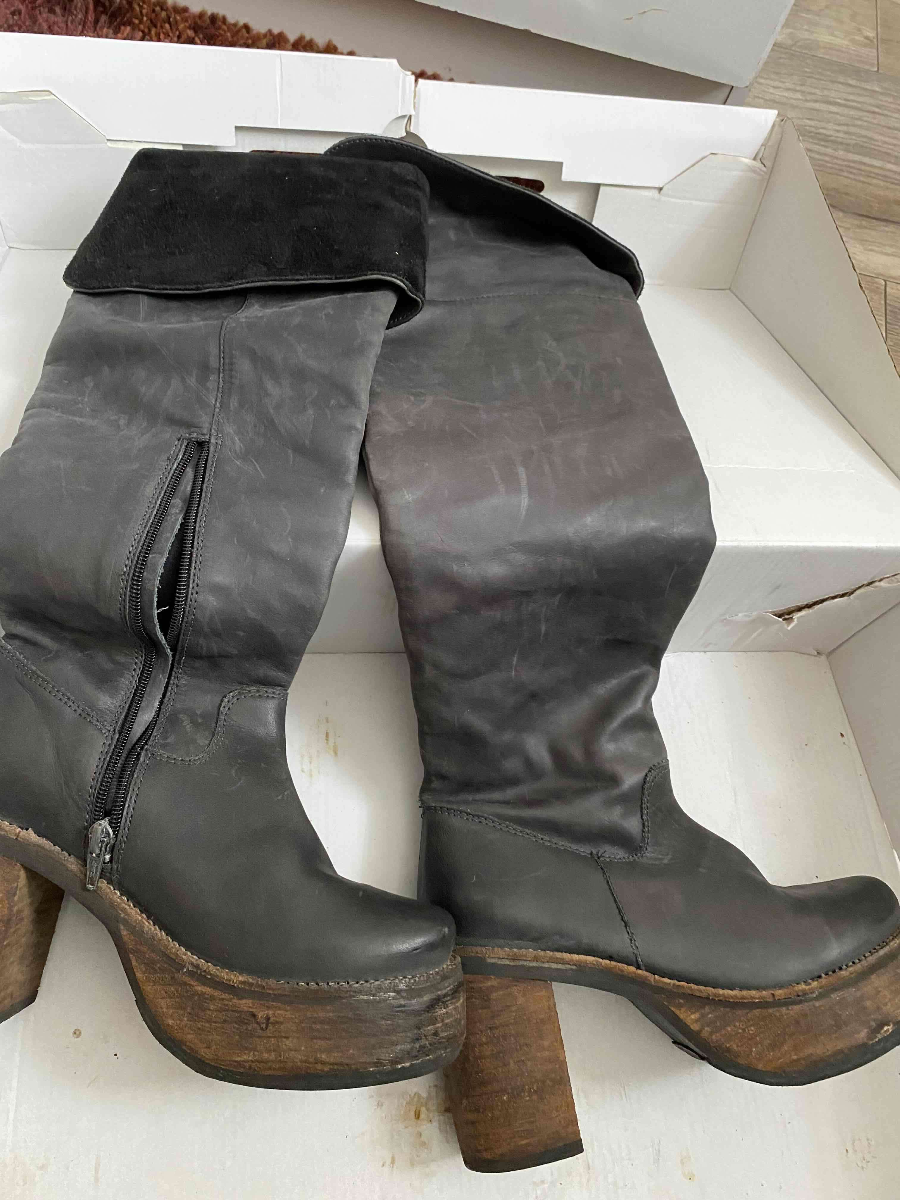 Botas Marca Romano negras de cuero con taco