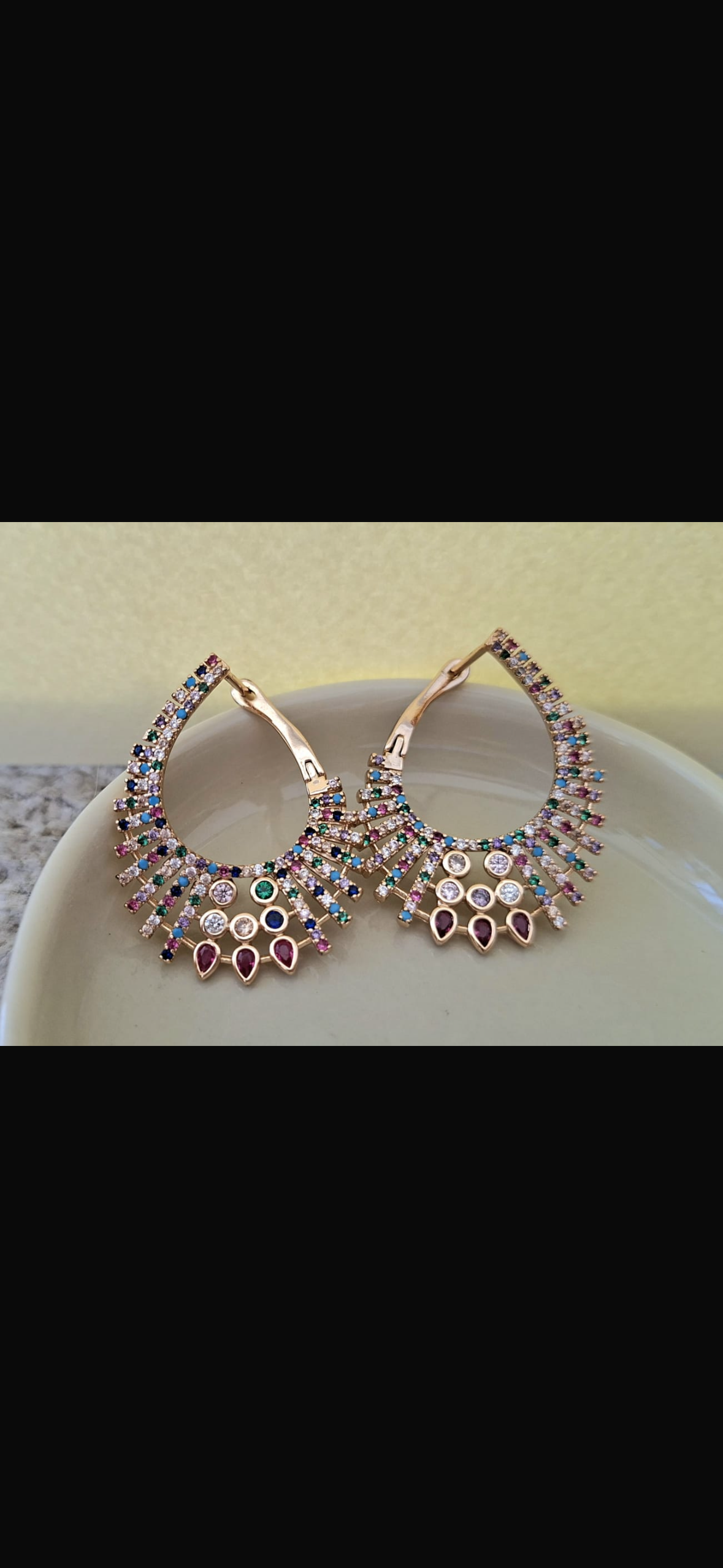 Aros dorados con incrustaciones