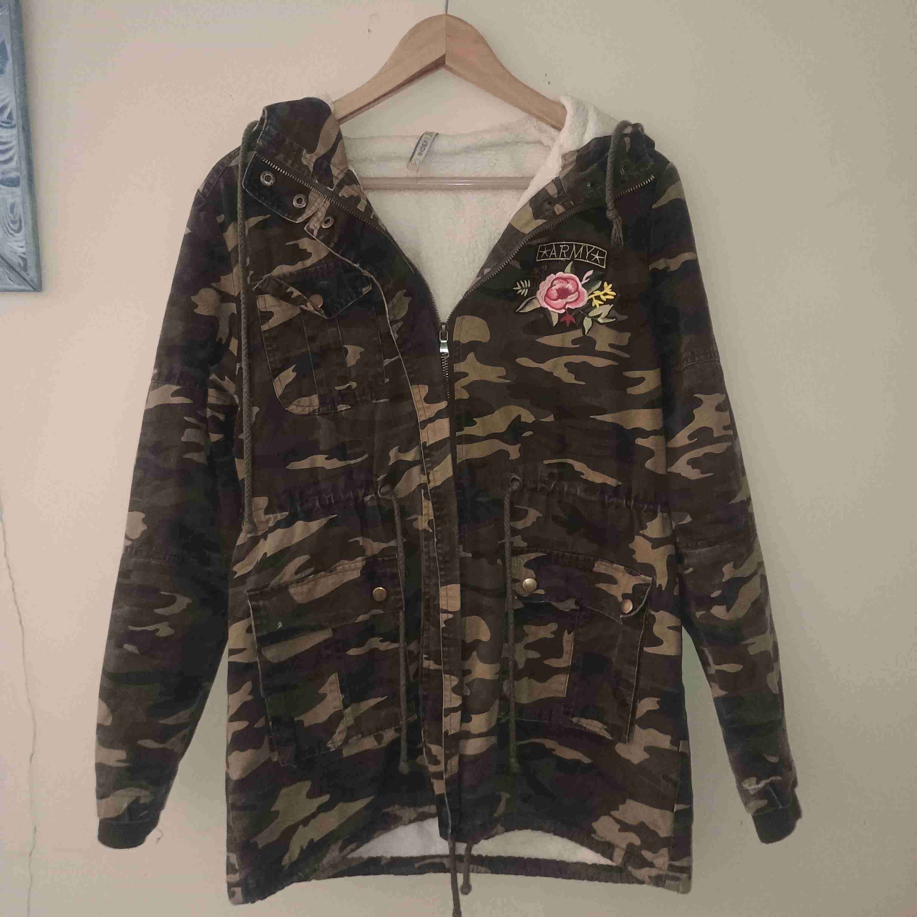 Parka camuflada con bordado - miniatura 2