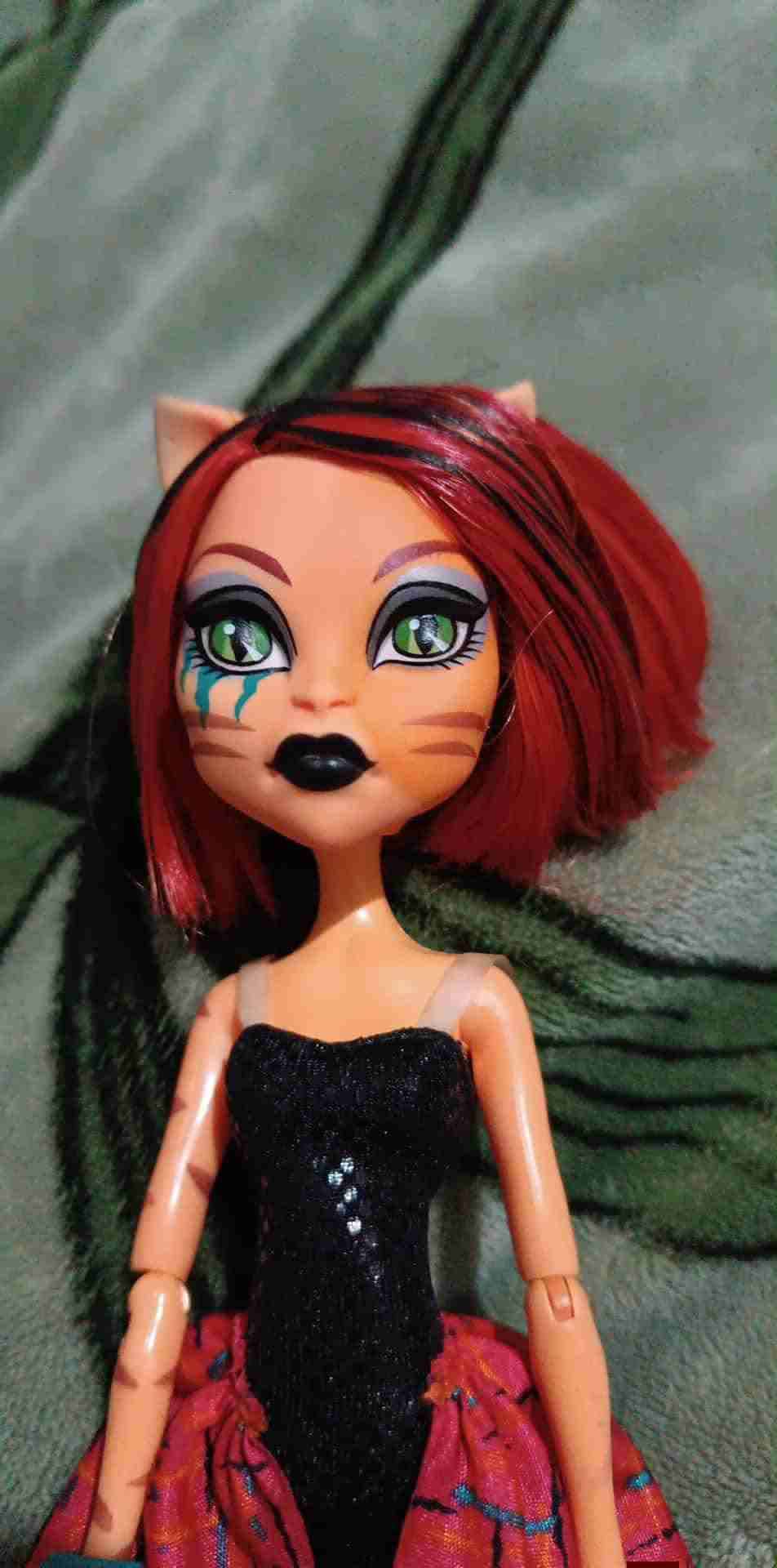 Muñeca con vestido y cola - miniatura 2