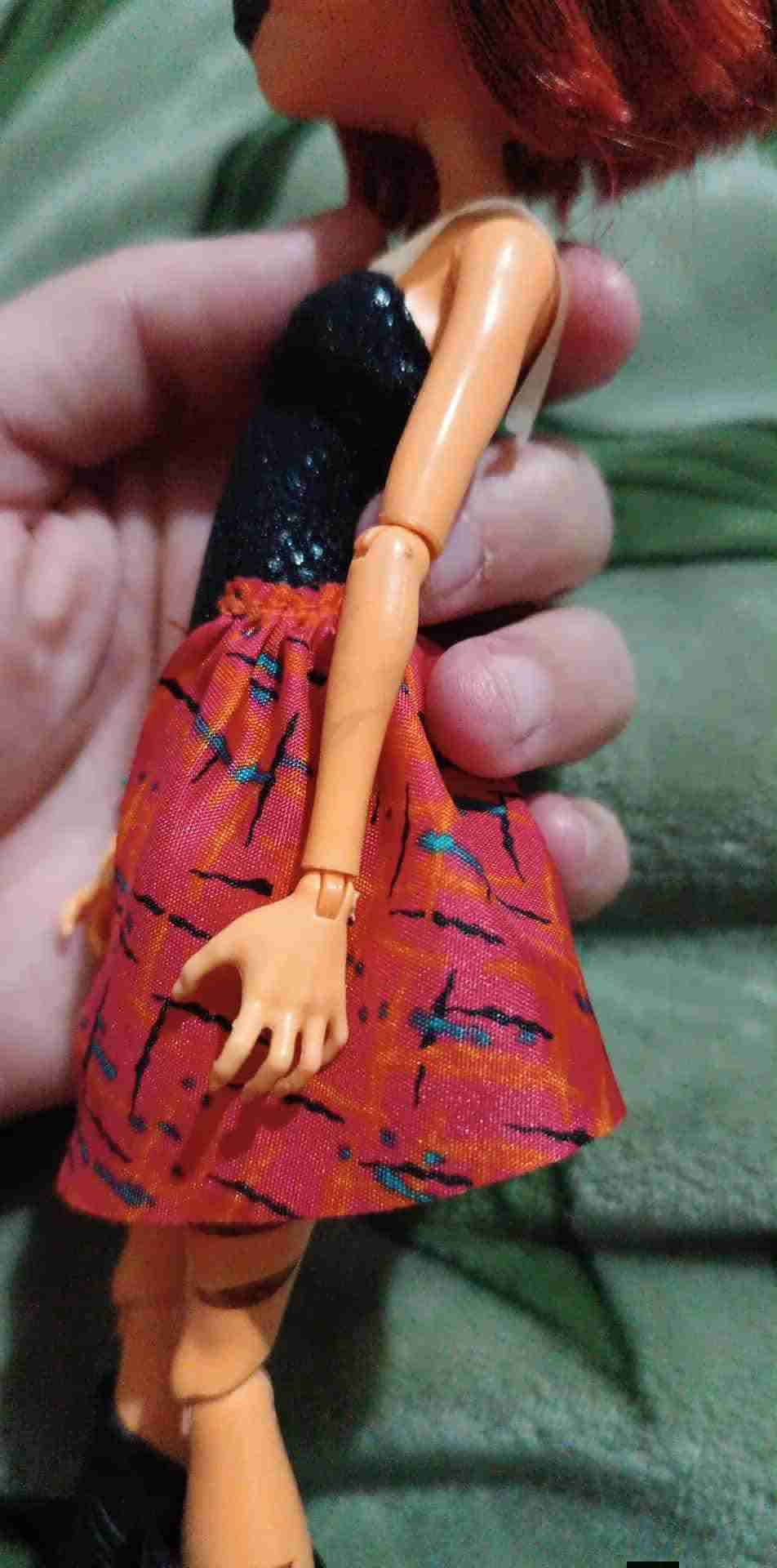 Muñeca con vestido y cola - miniatura 3