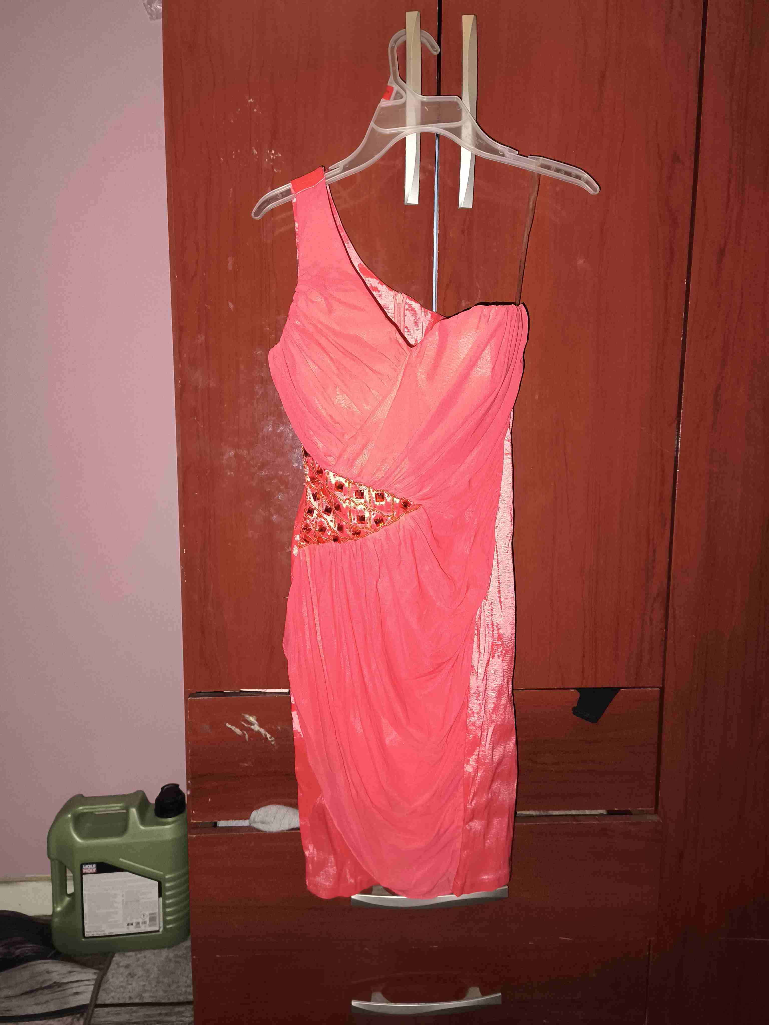 Vestido fucsia un hombro