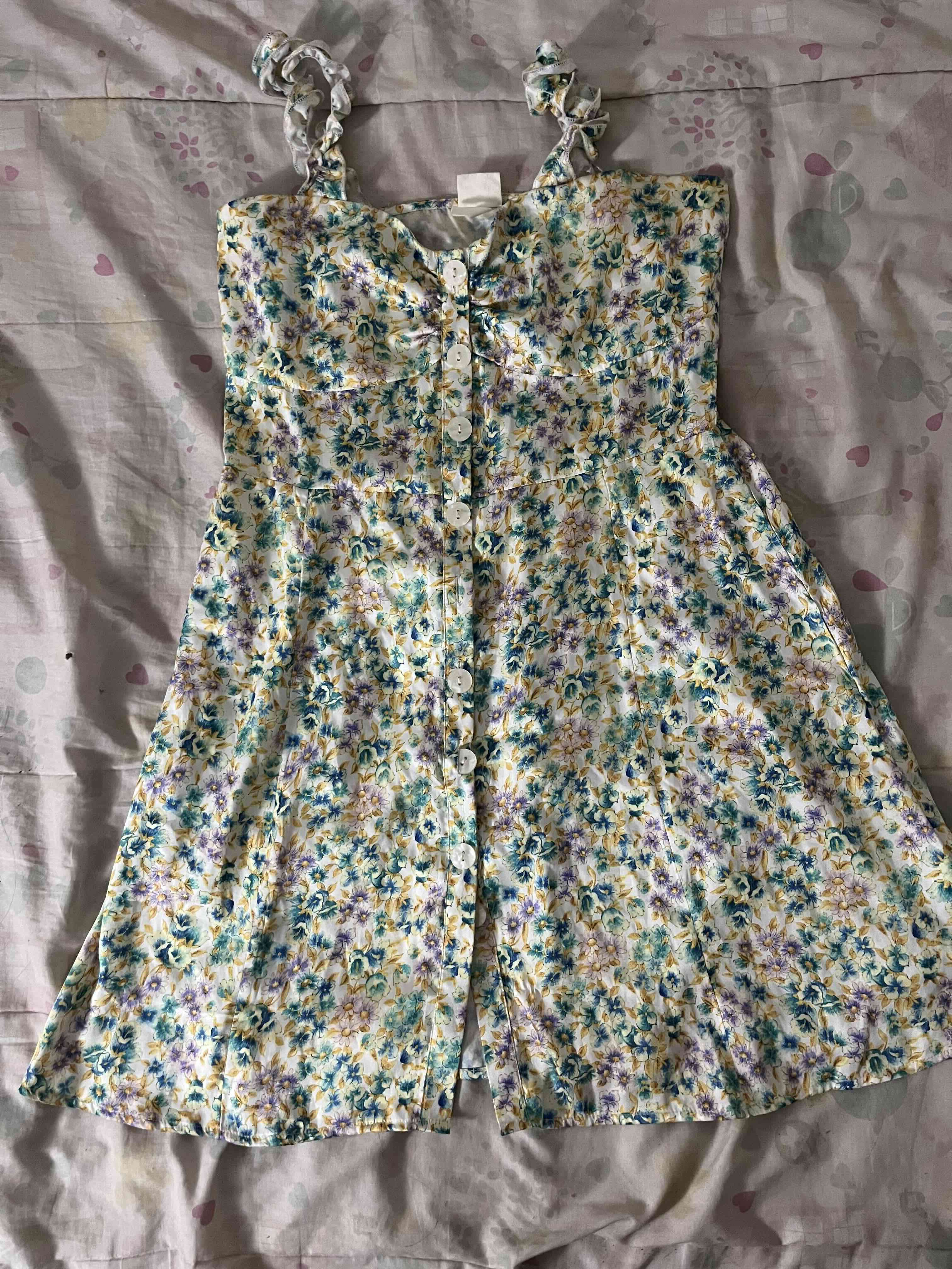 Vestido floreado con botones