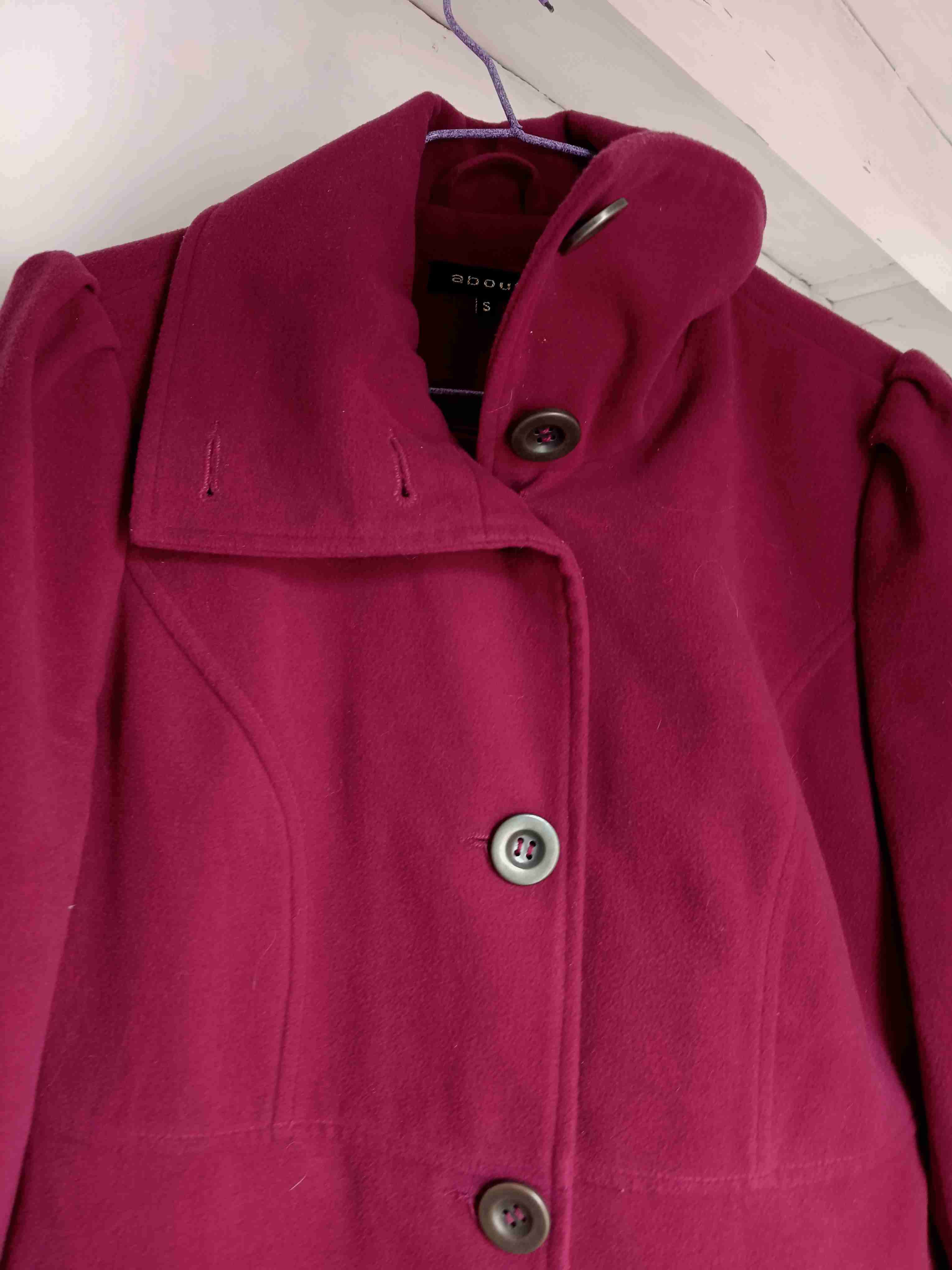 Abrigo burdeo de botonadura - miniatura 2