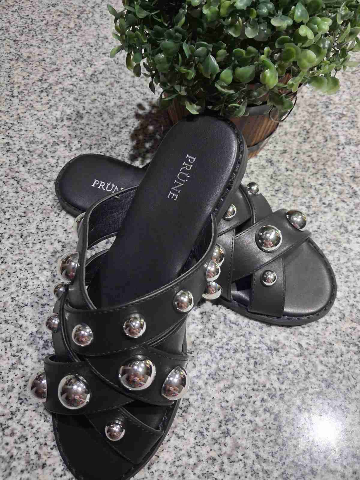 Sandalias negras con tachas