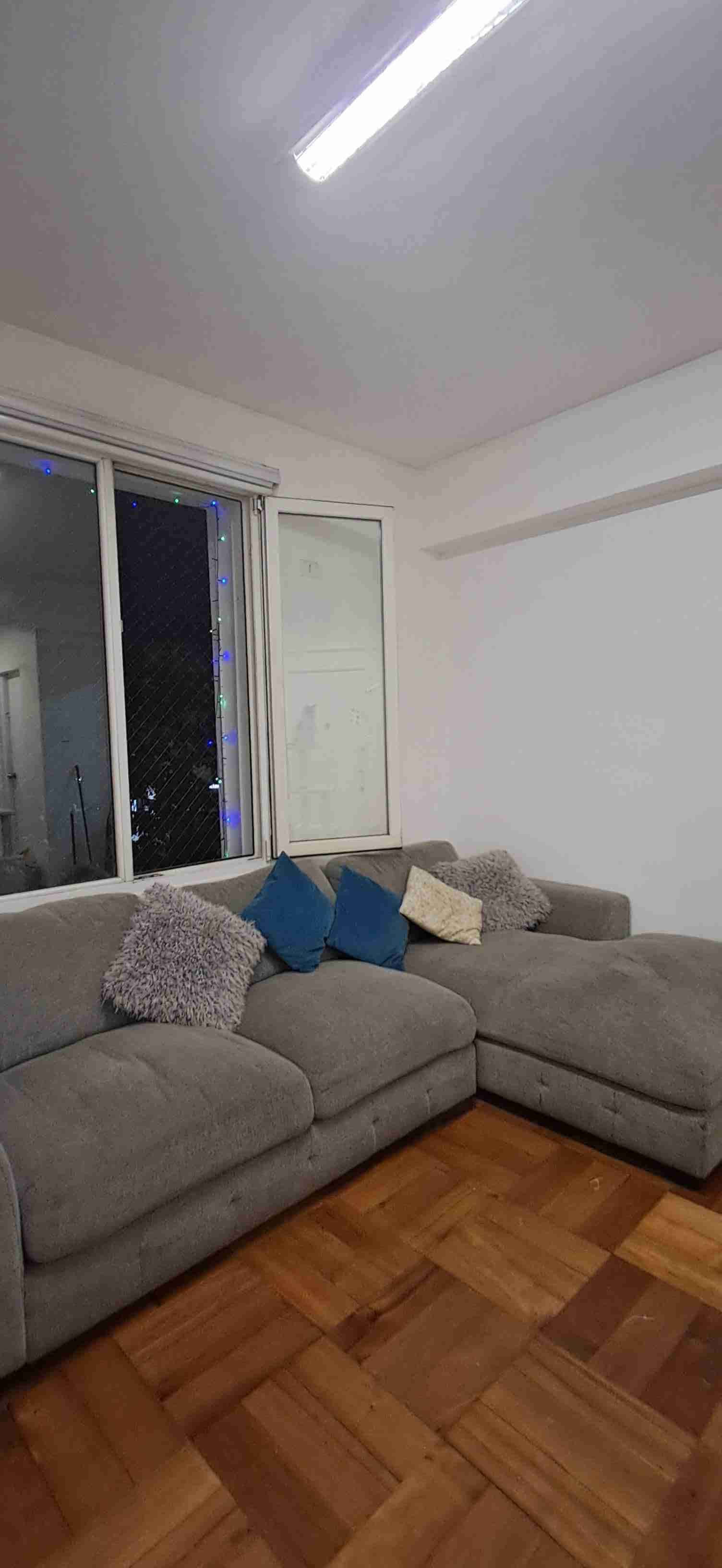 Sofá seccional gris - miniatura 2