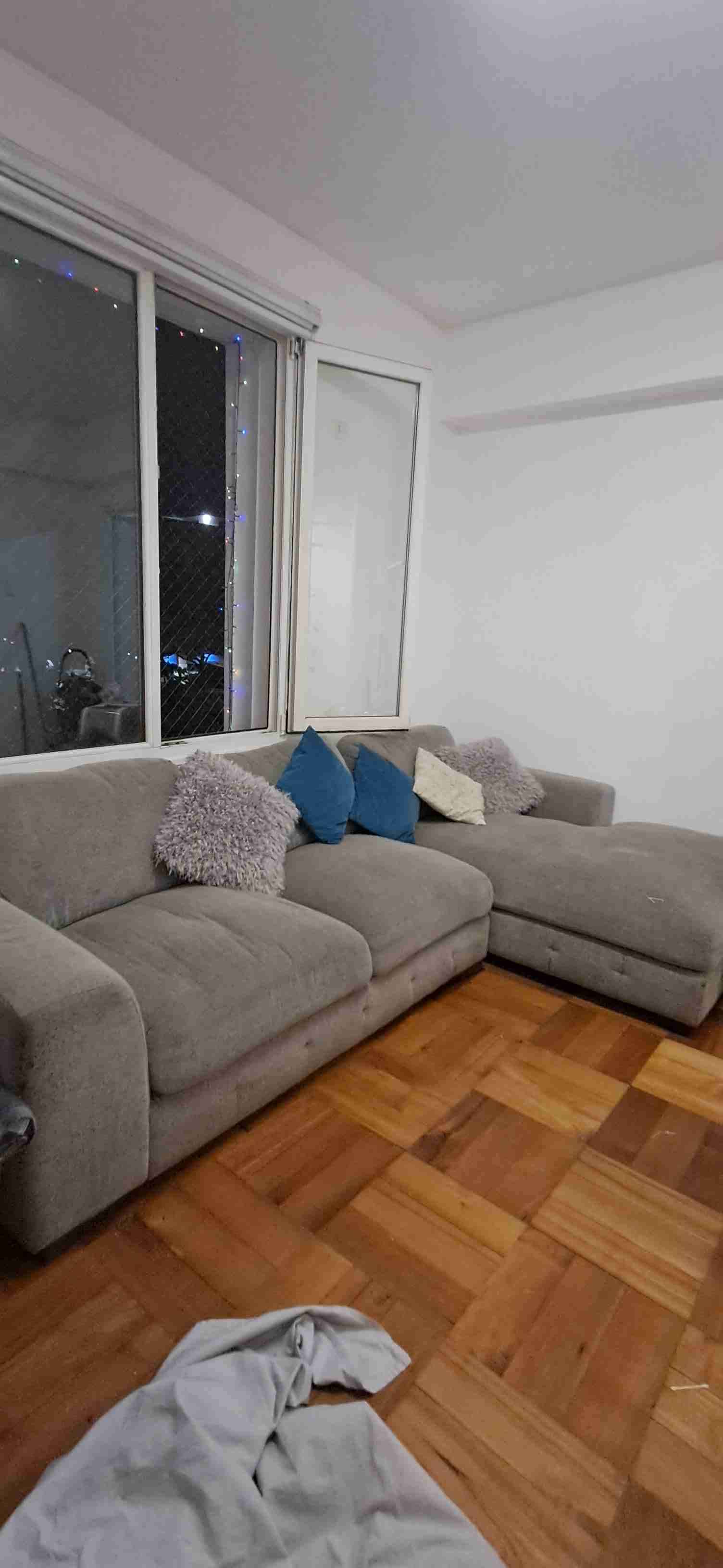 Sofá seccional gris - miniatura 3