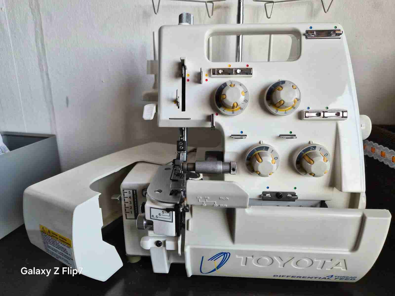 Máquina de coser overlock Toyota - miniatura 2