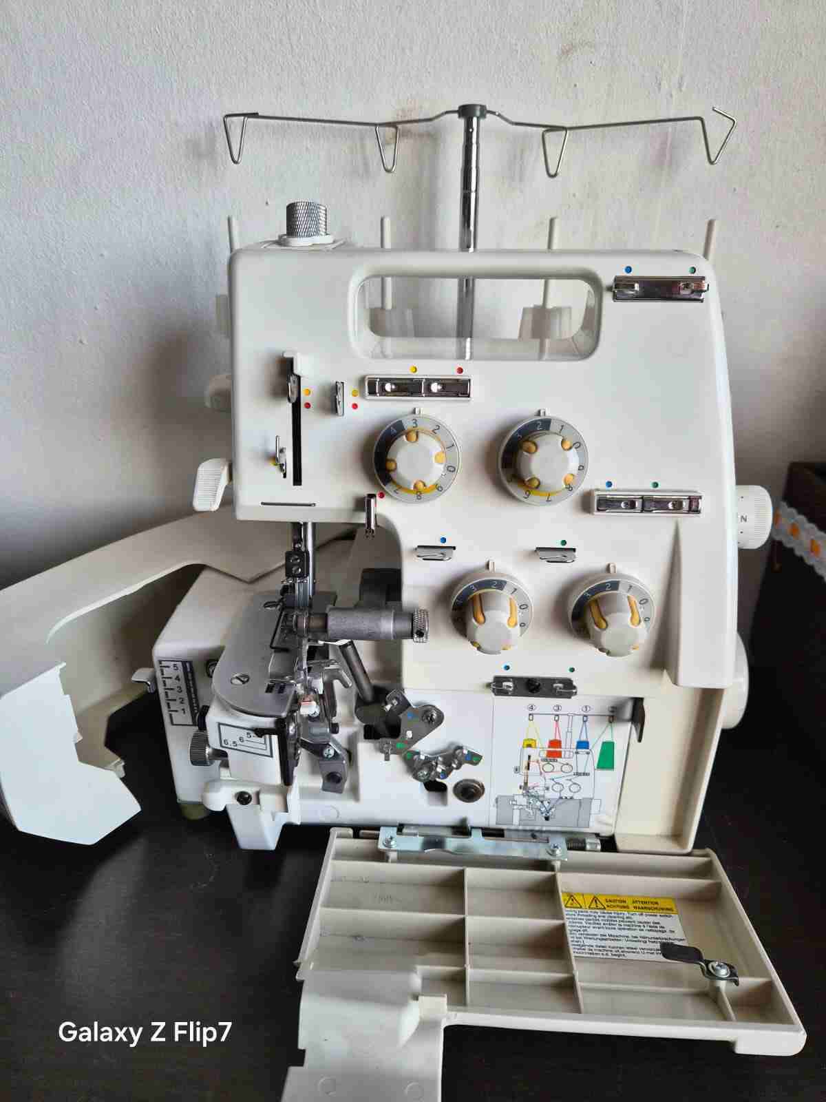Máquina de coser overlock Toyota - miniatura 3