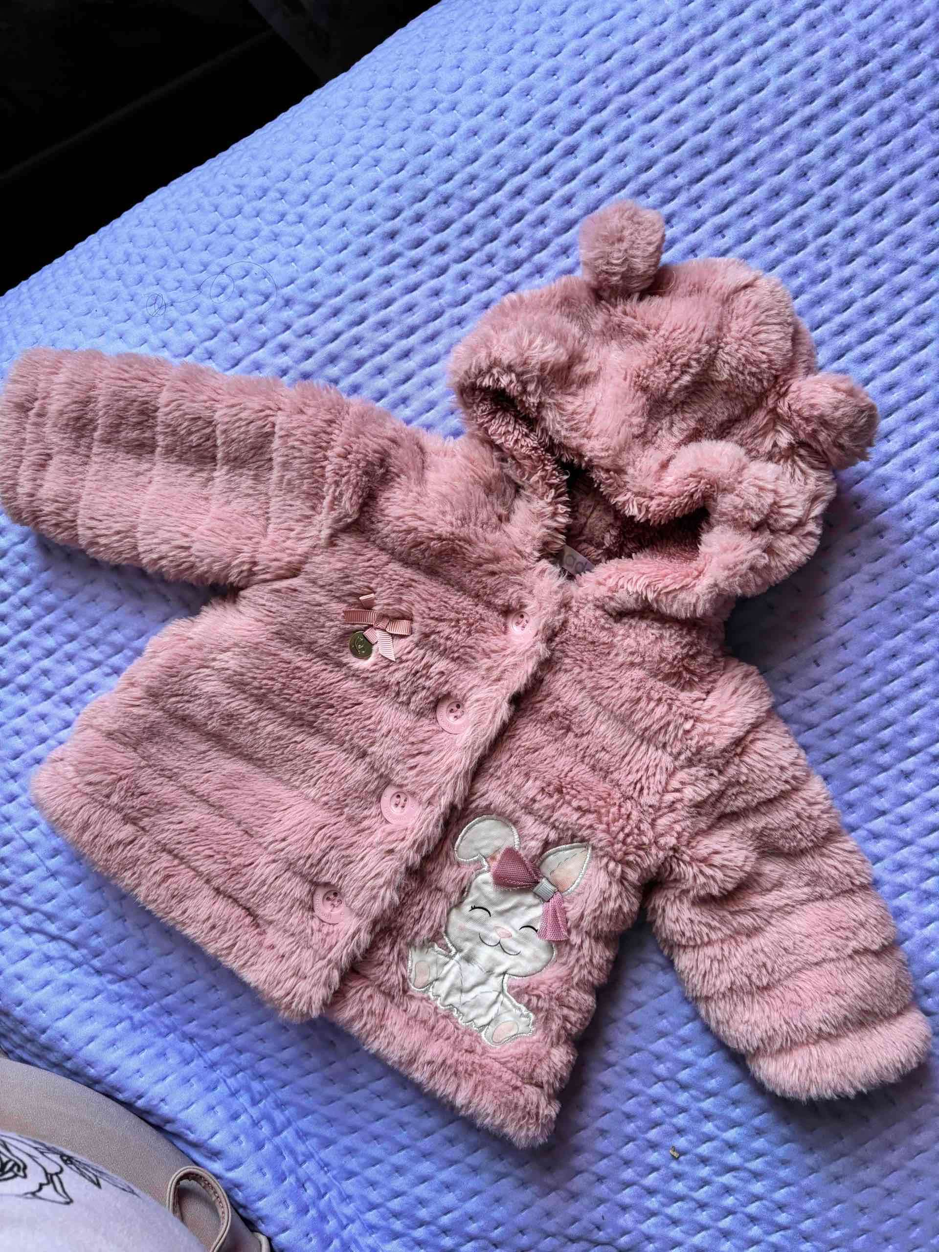 Chaqueta de peluche rosada bebé