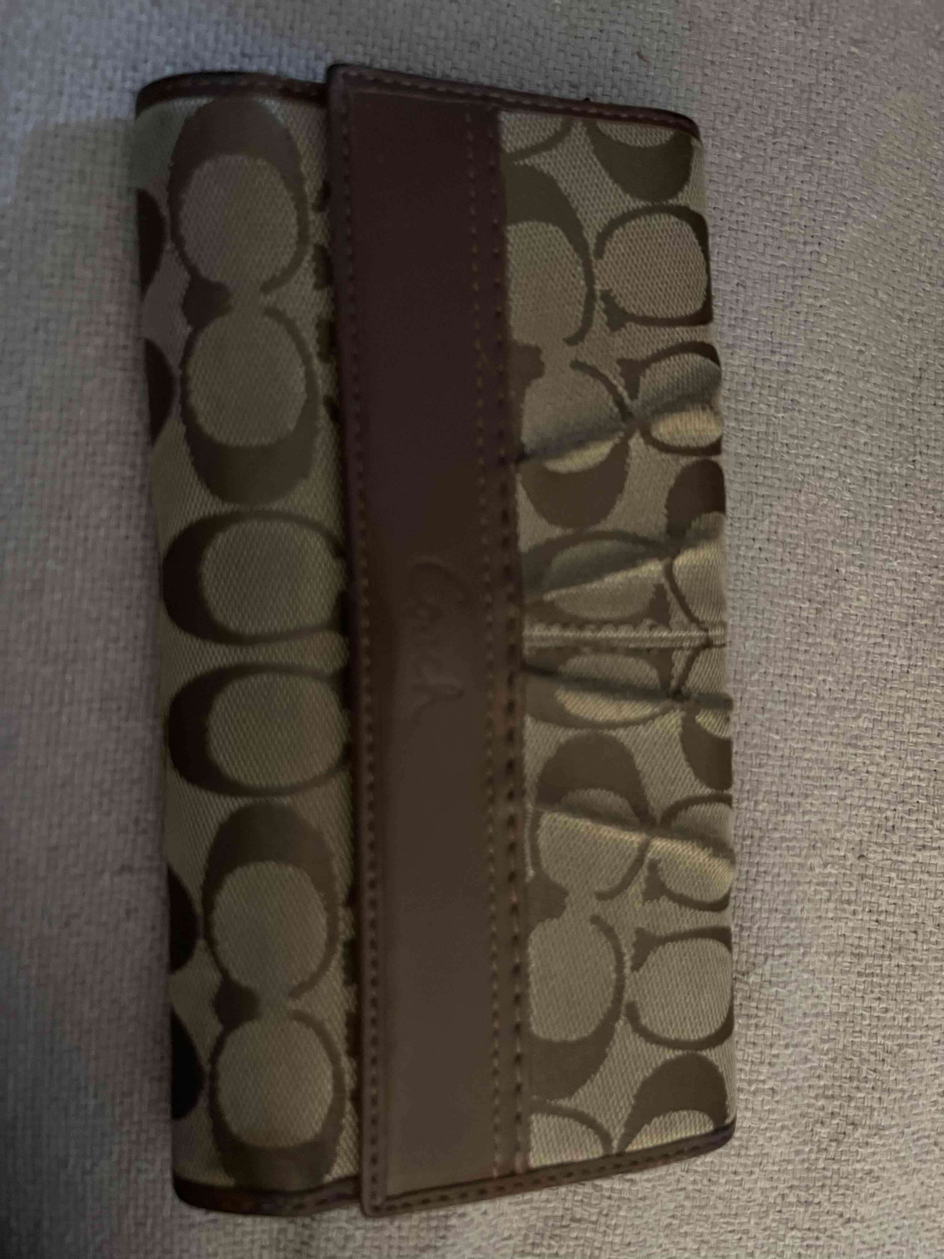 Billetera Coach beige estampada