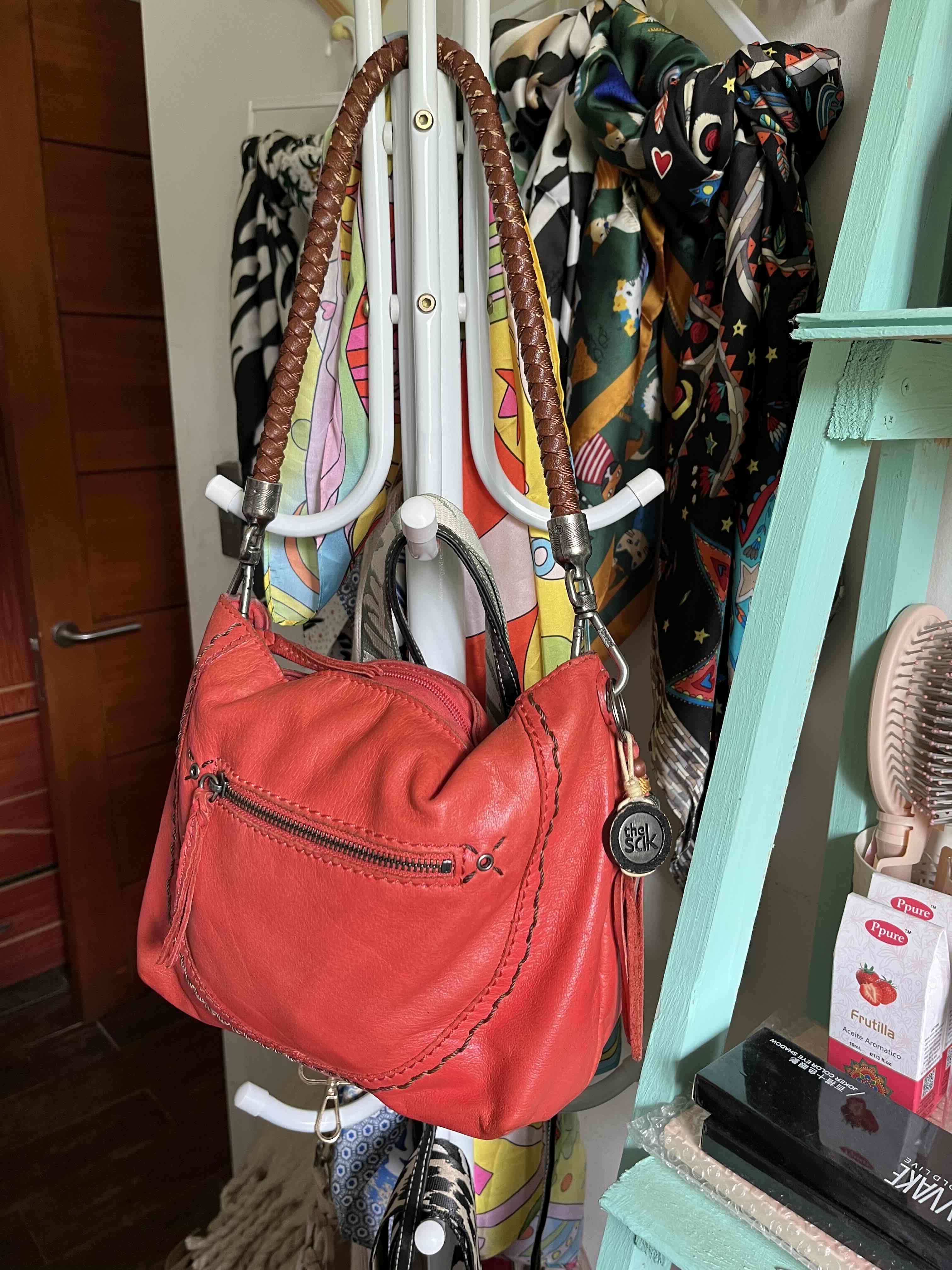 Bolso rojo con asa marrón