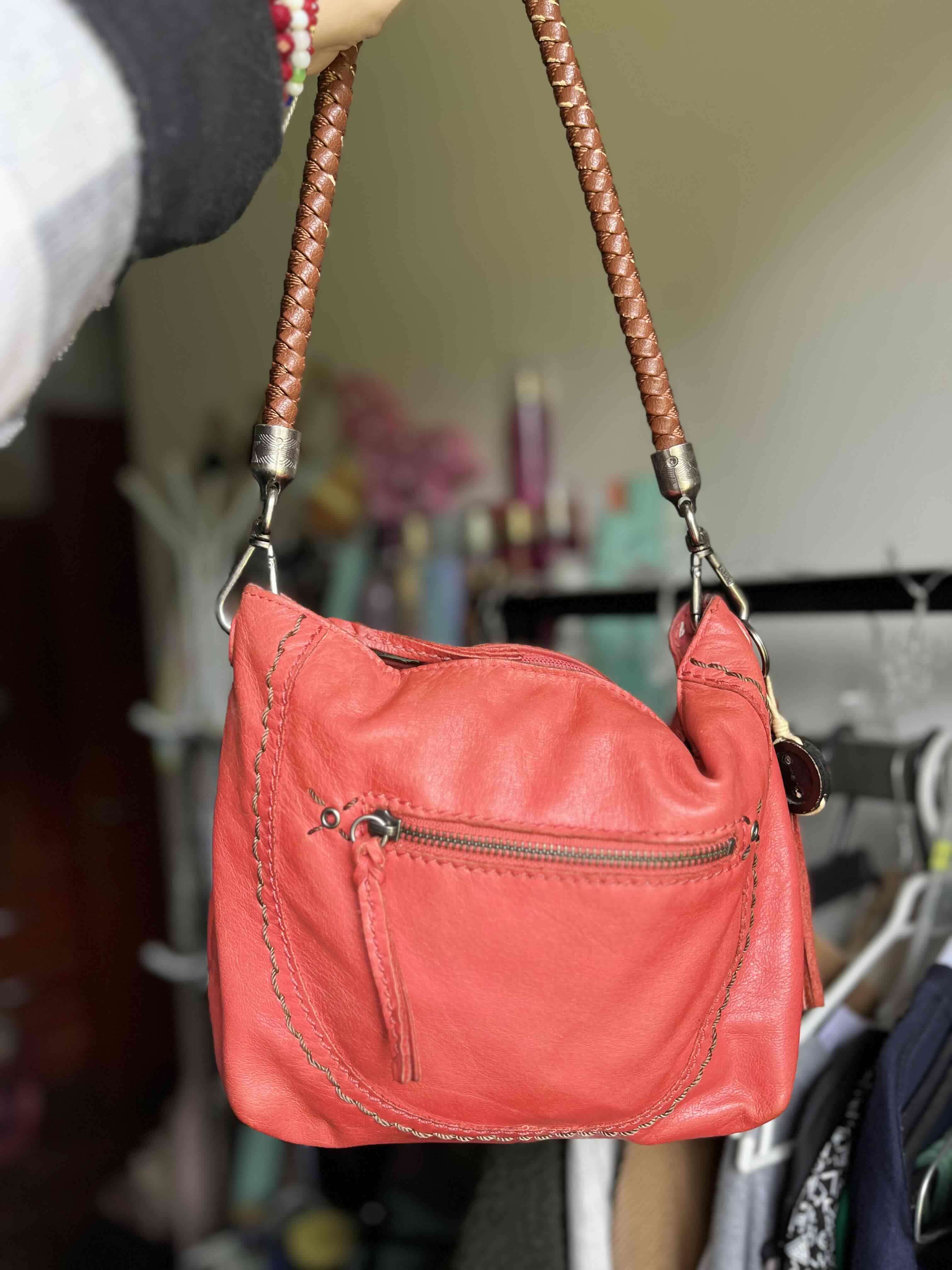 Bolso rojo con asa marrón - miniatura 2