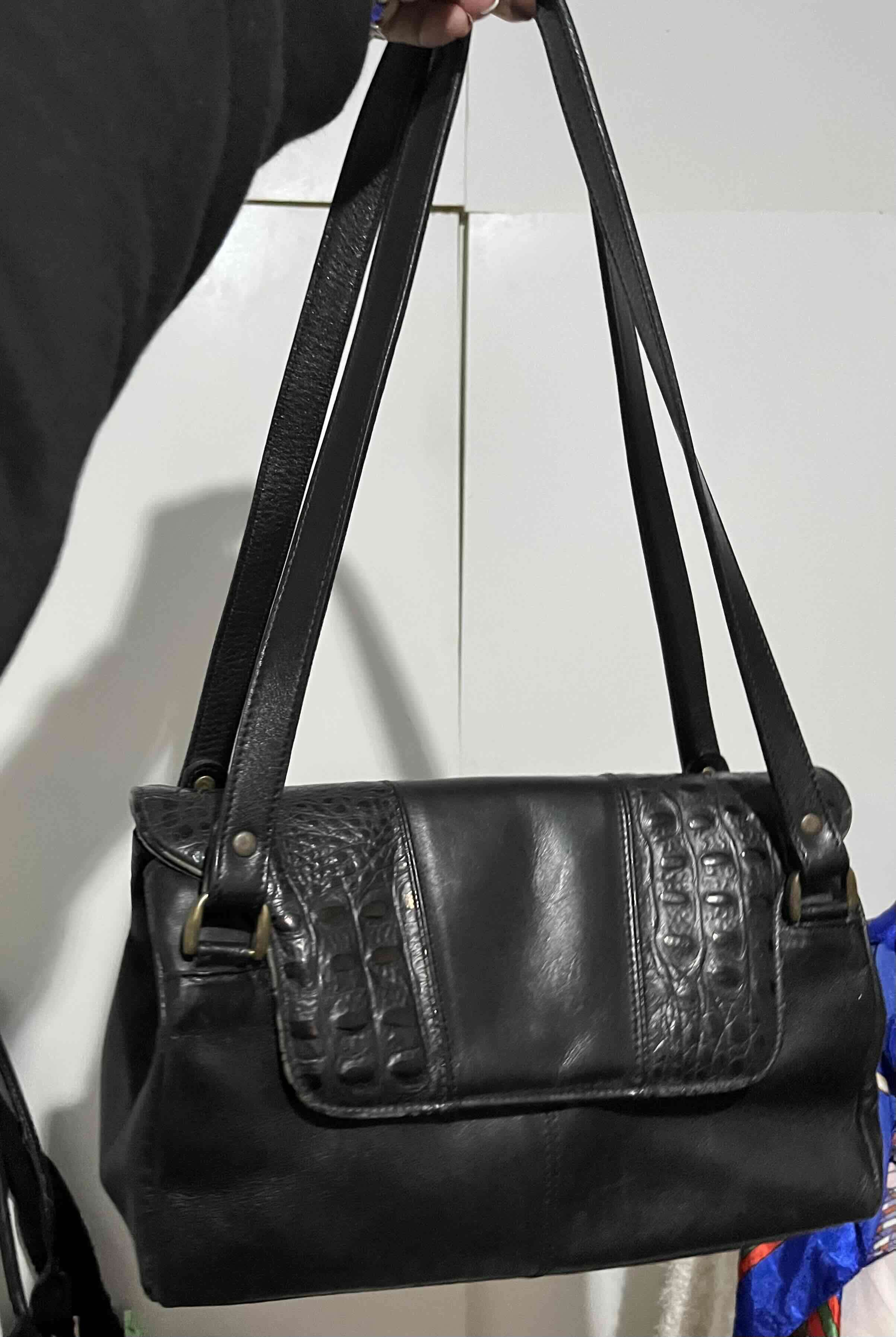 Cartera negra con textura elegante