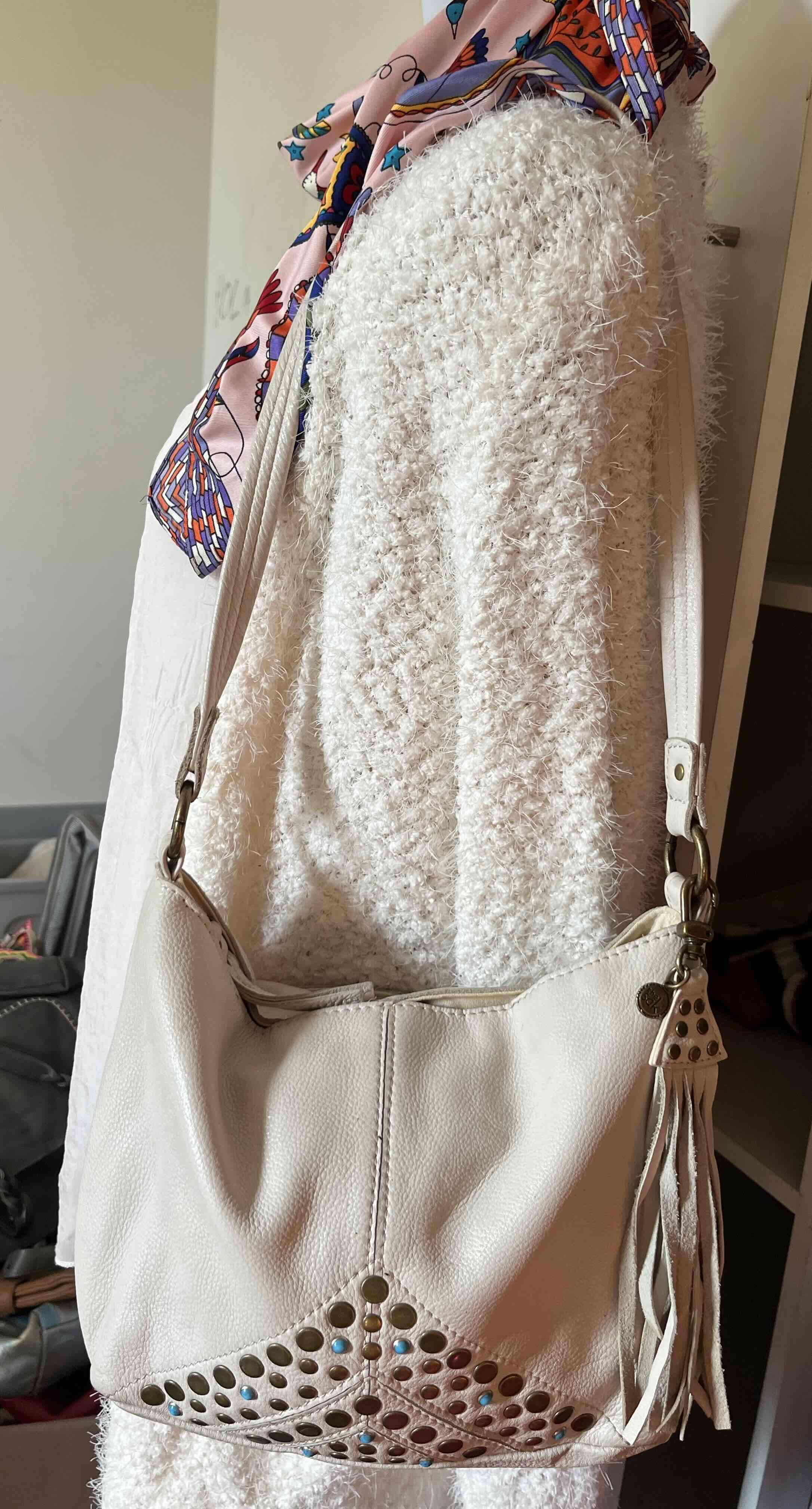 Cartera blanca con detalles metálicos