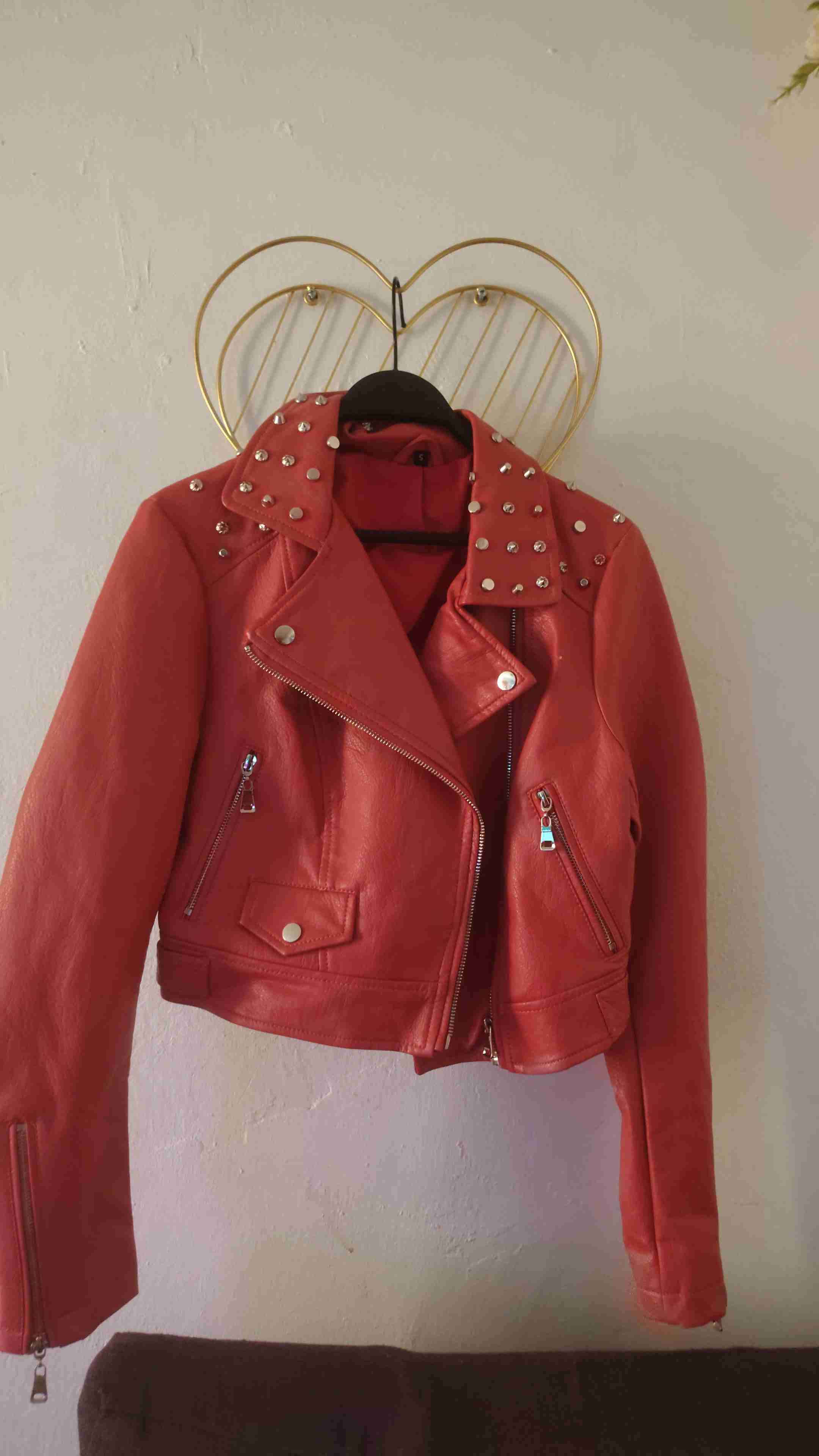 Chaqueta de cuero roja con tachas