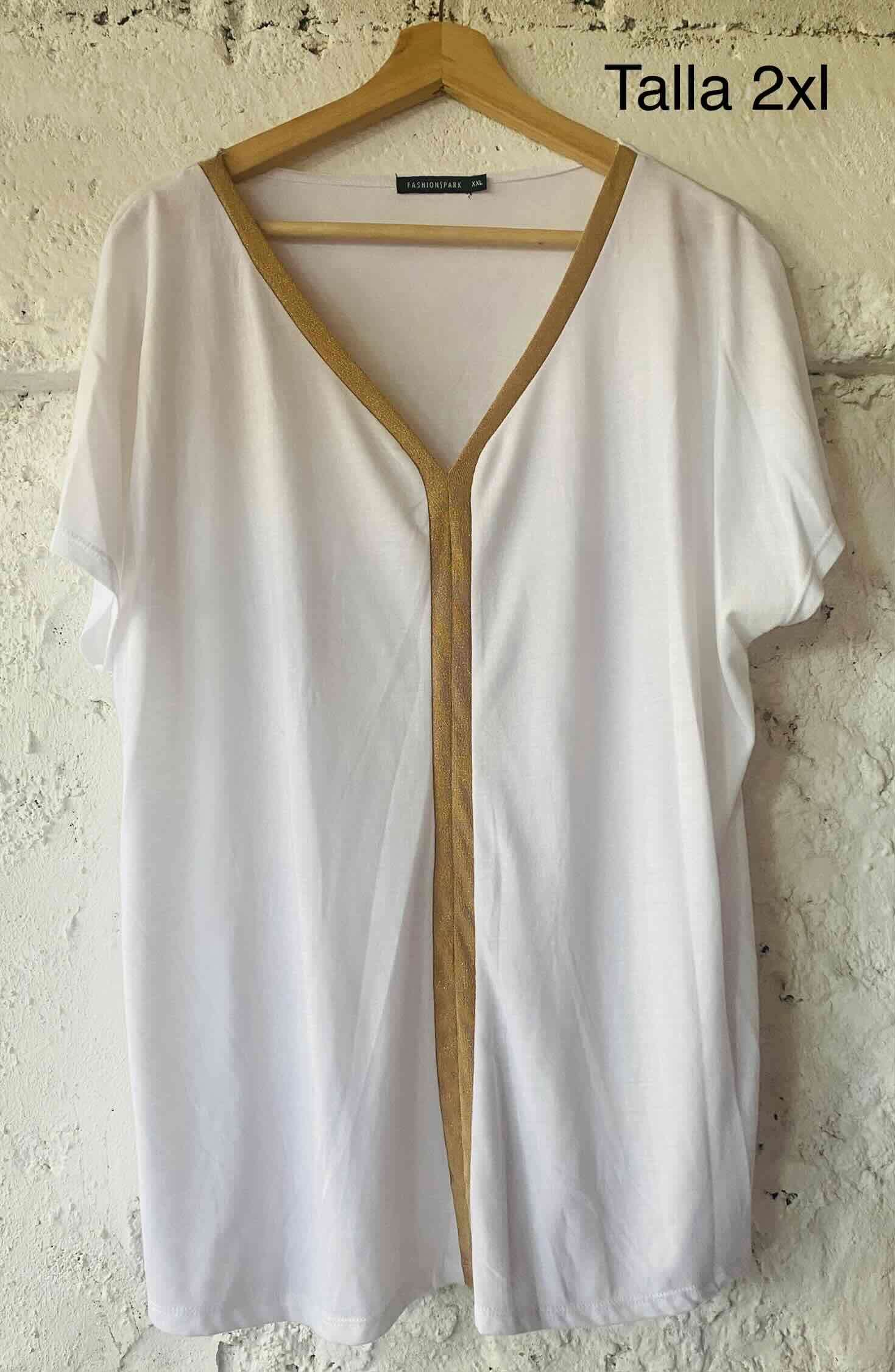 Blusa blanca con detalle dorado