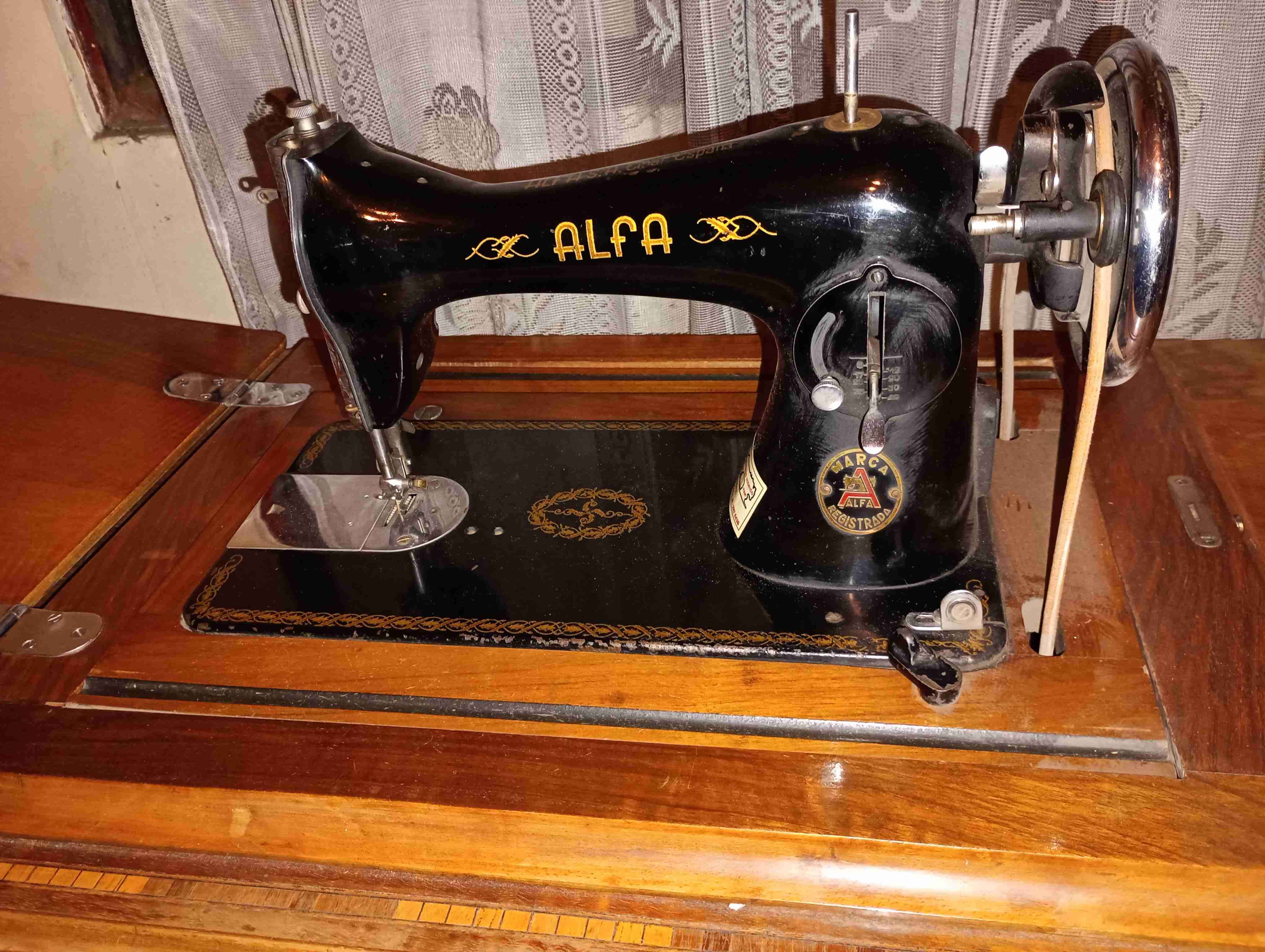 Mesa de costura antigua de madera - miniatura 3