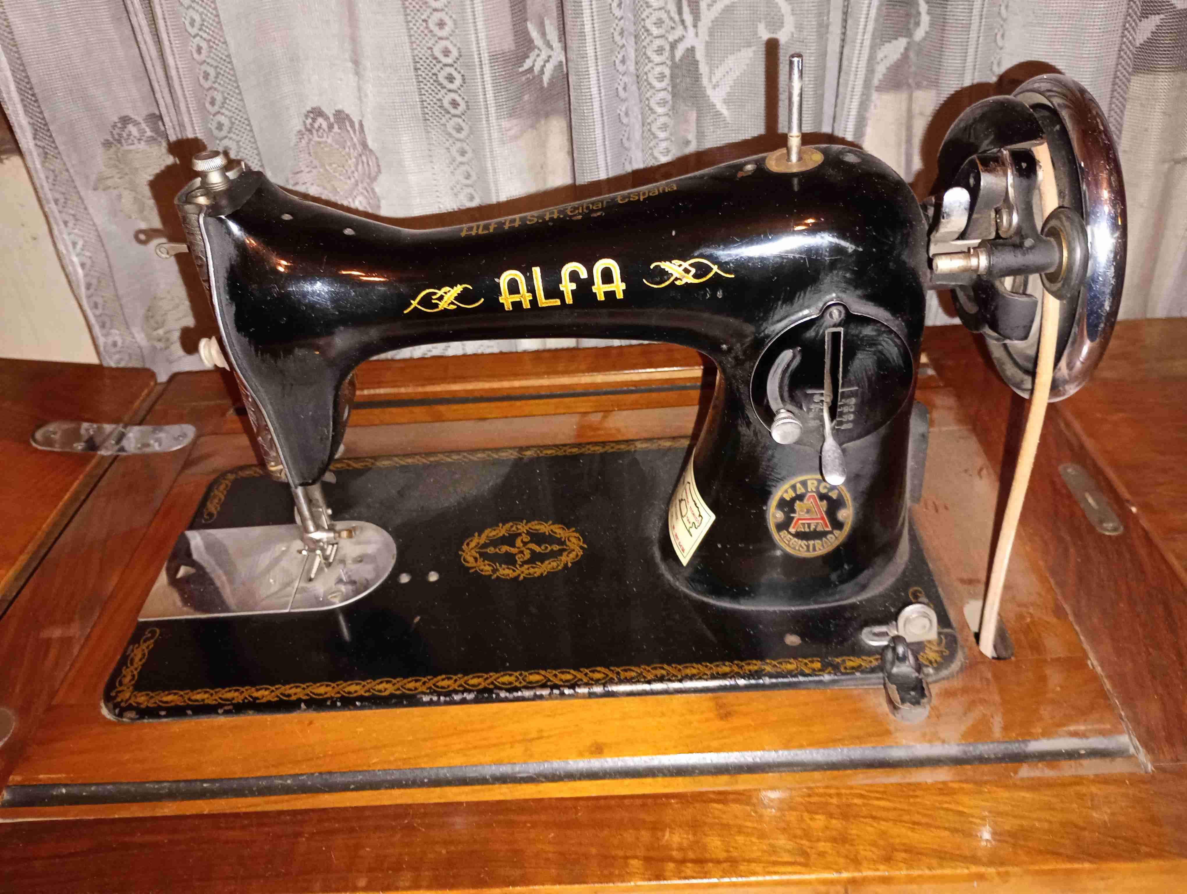 Mesa de costura antigua de madera - miniatura 4