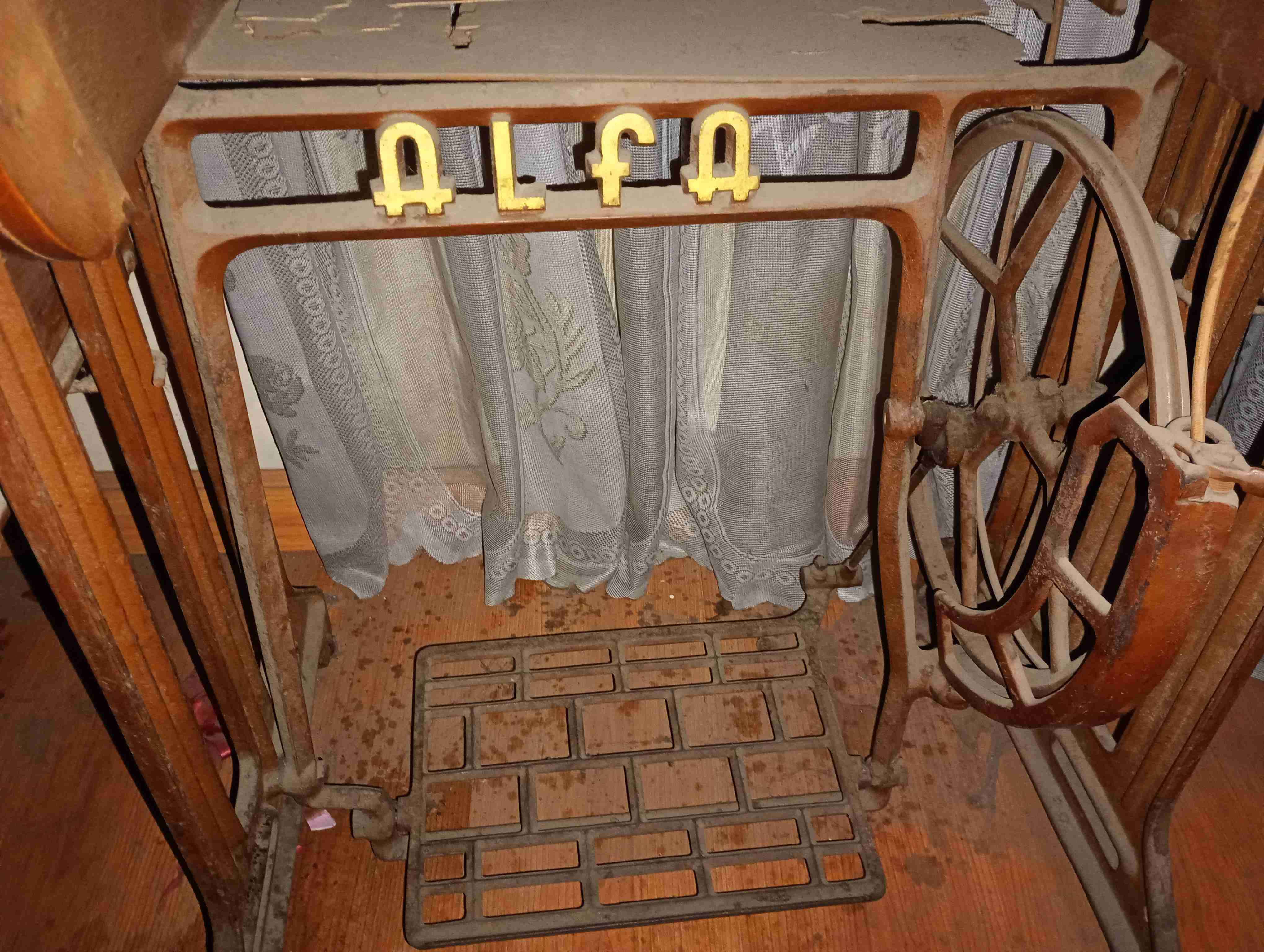 Mesa de costura antigua de madera - miniatura 5