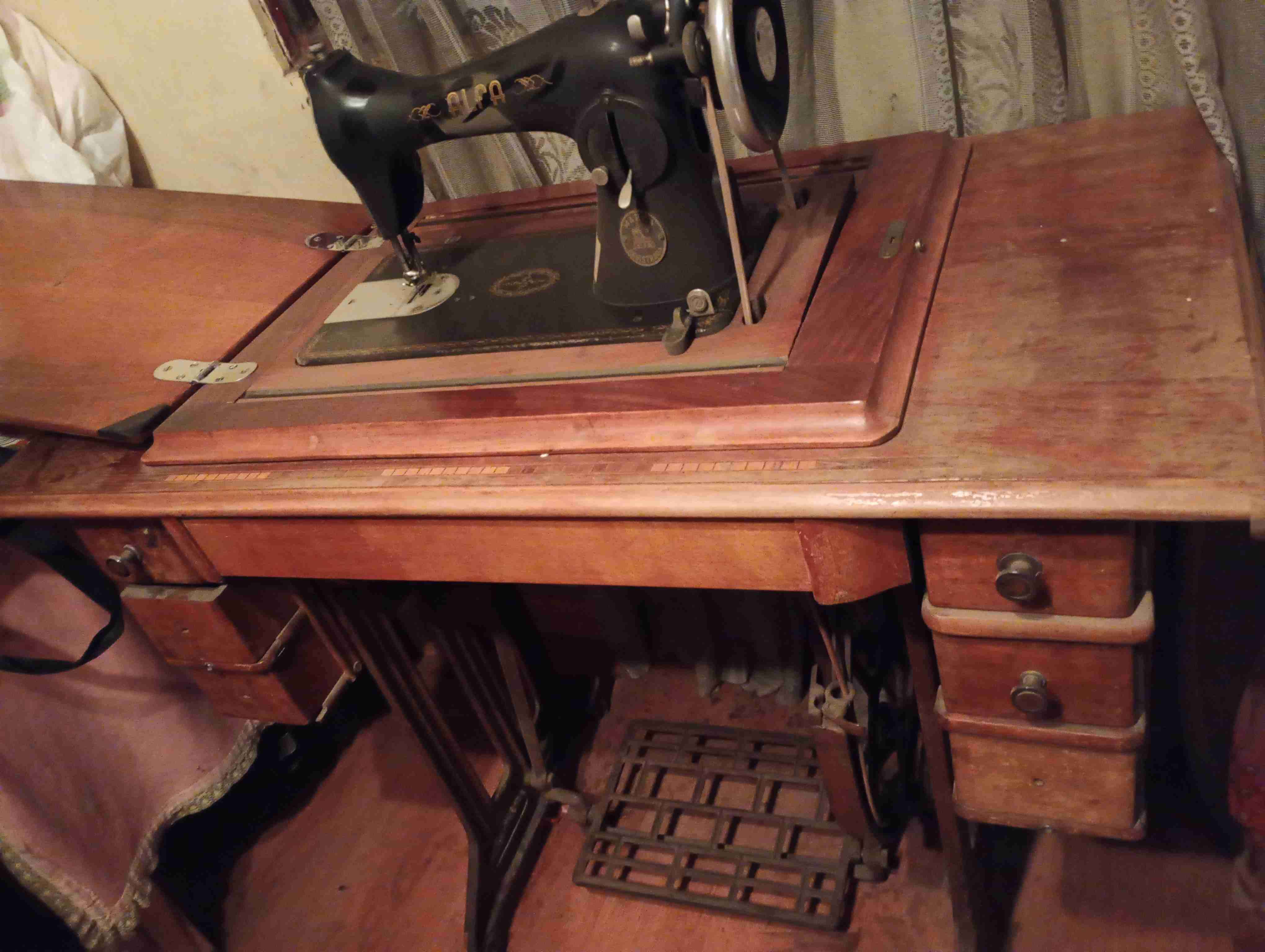 Mesa de costura antigua de madera - miniatura 6