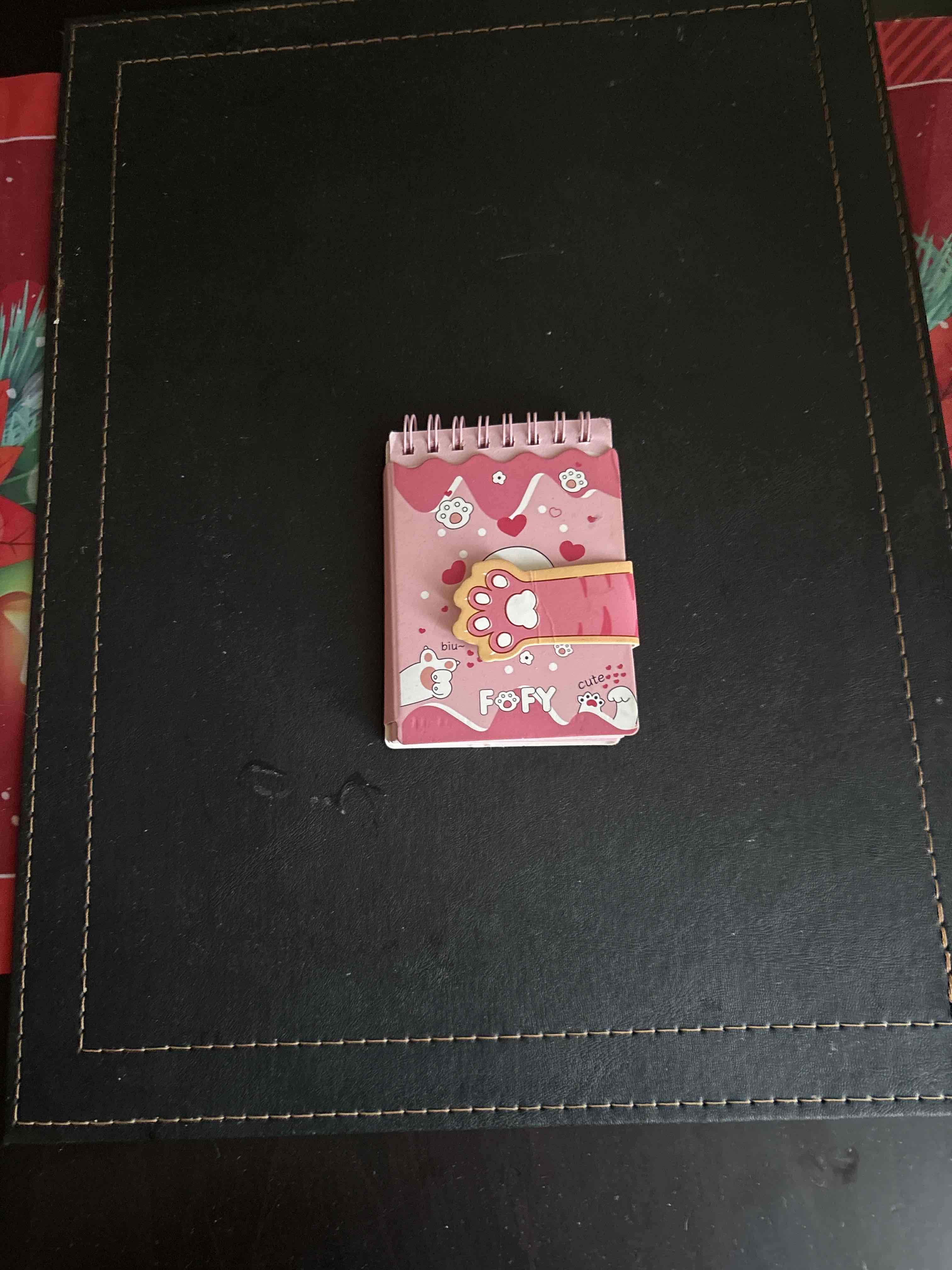 Cuaderno pequeño rosado con clip