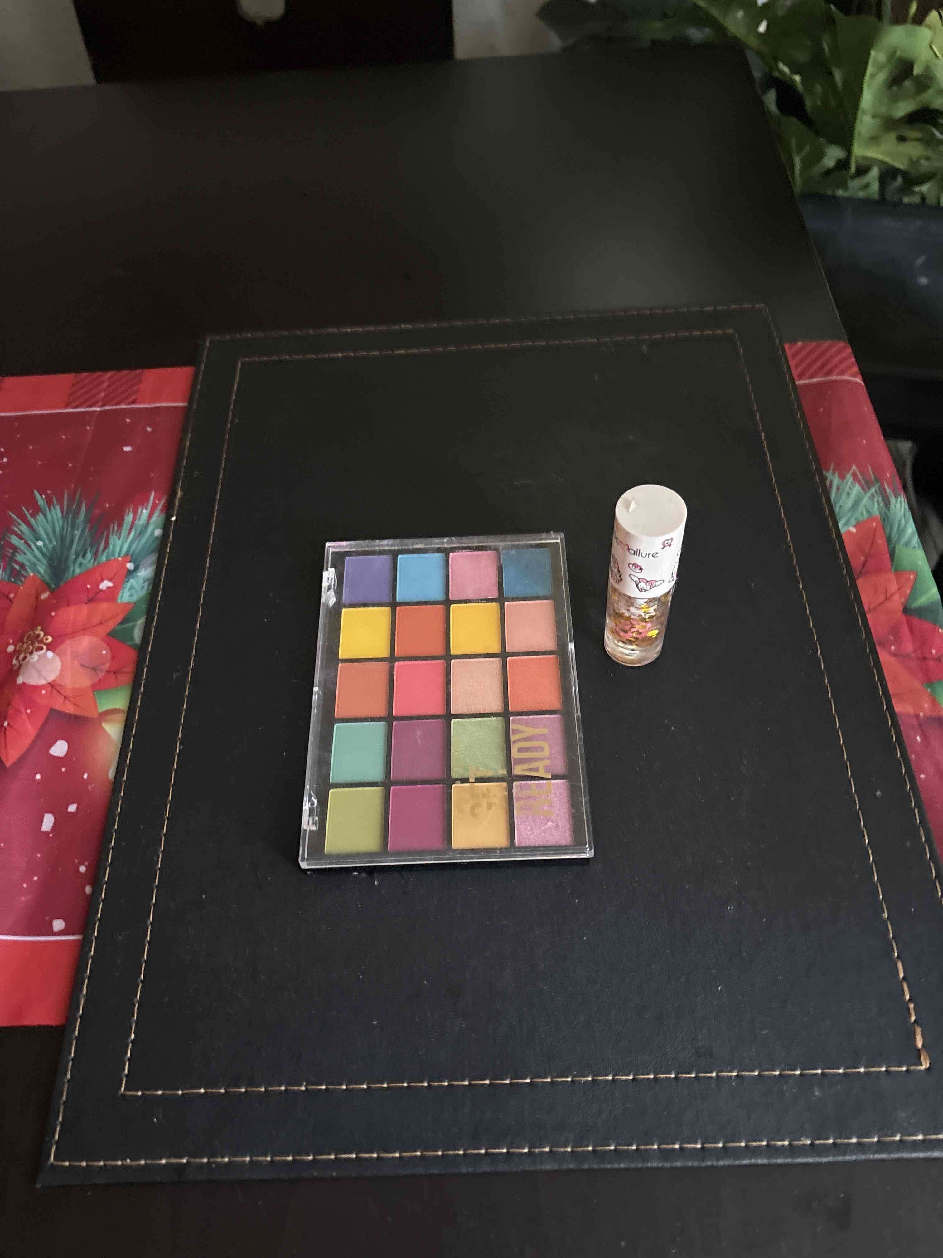 Paleta de sombras de ojos colorida