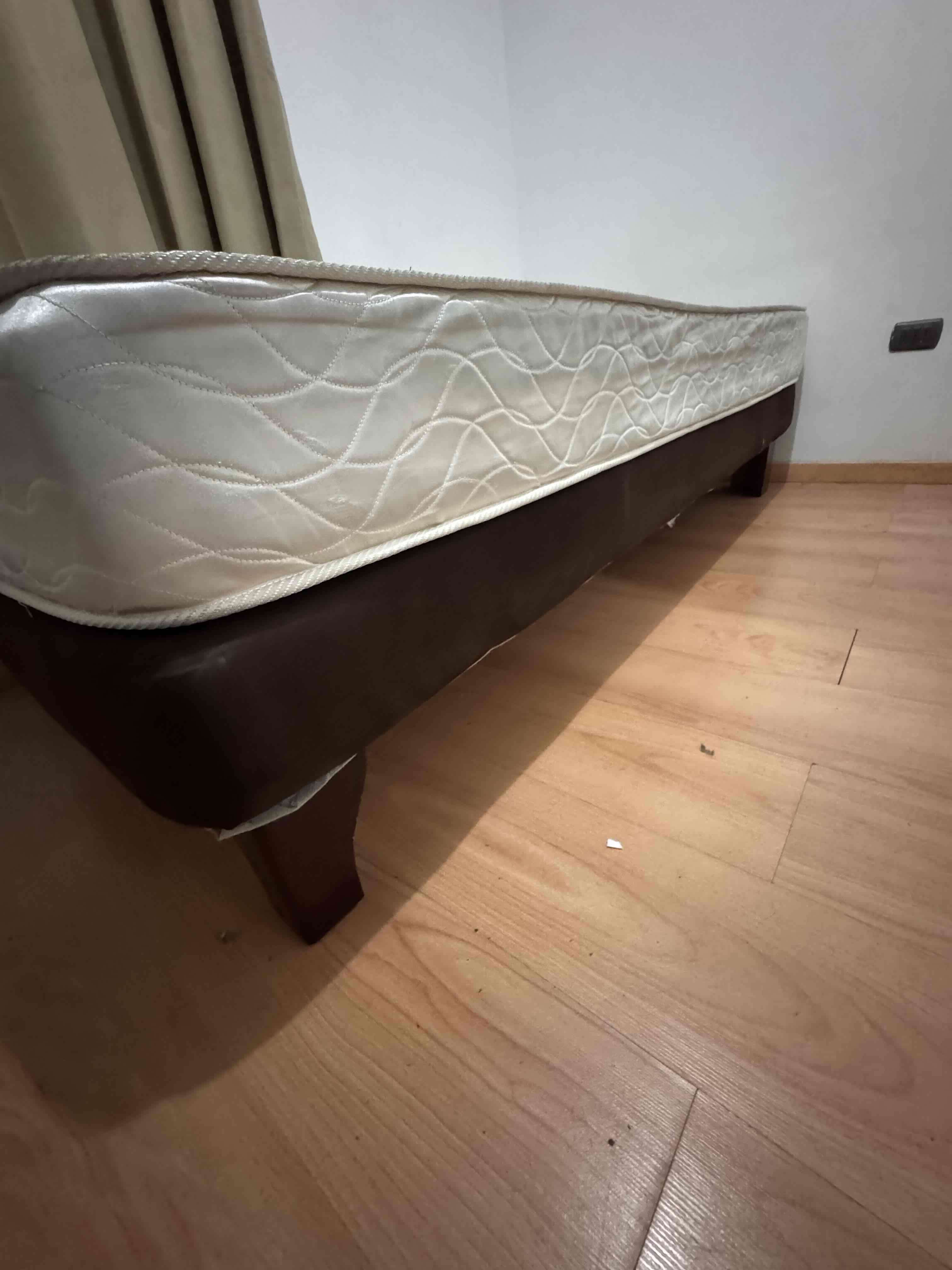 Base de cama con colchón