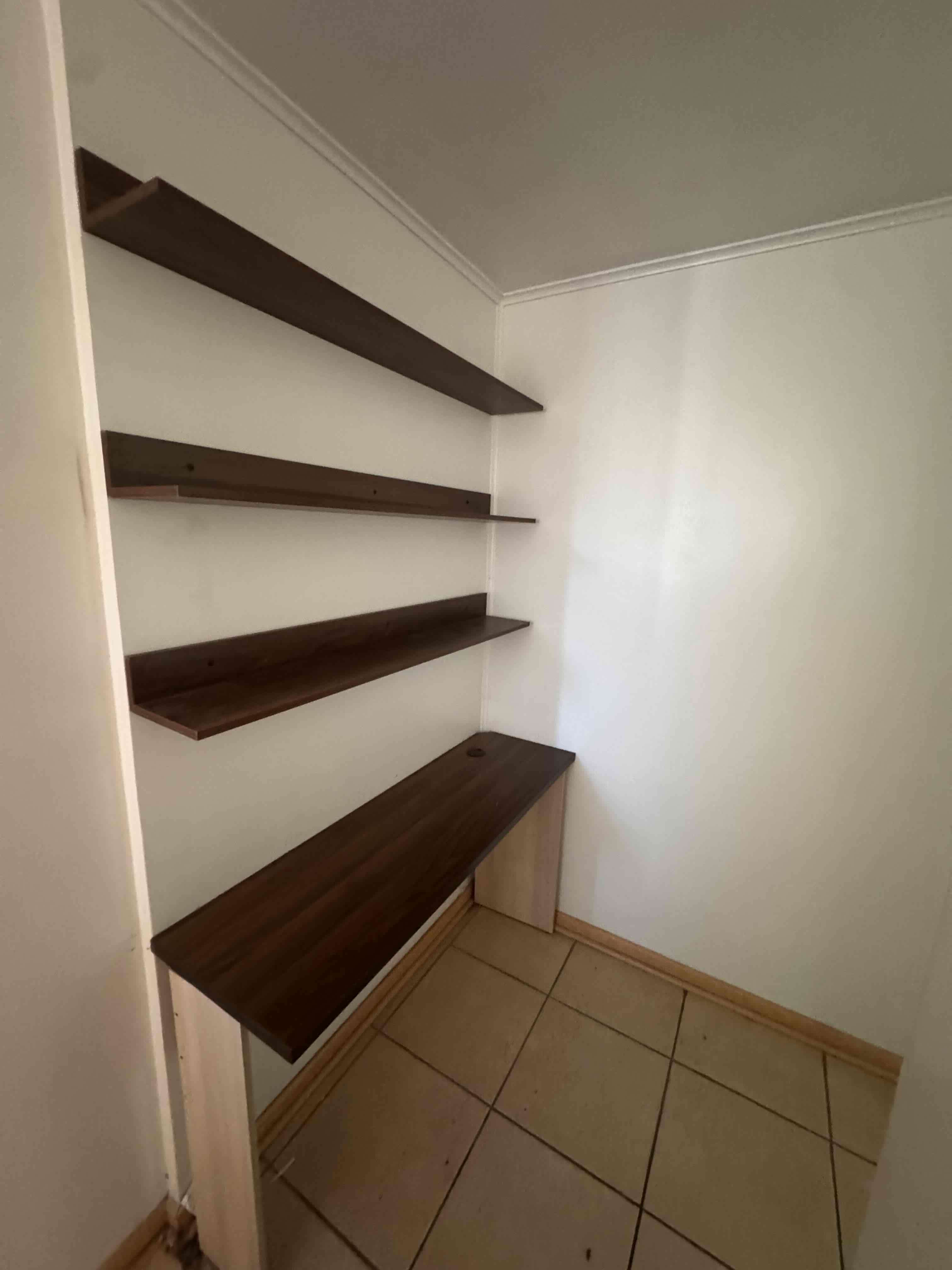 Estantería de pared con escritorio