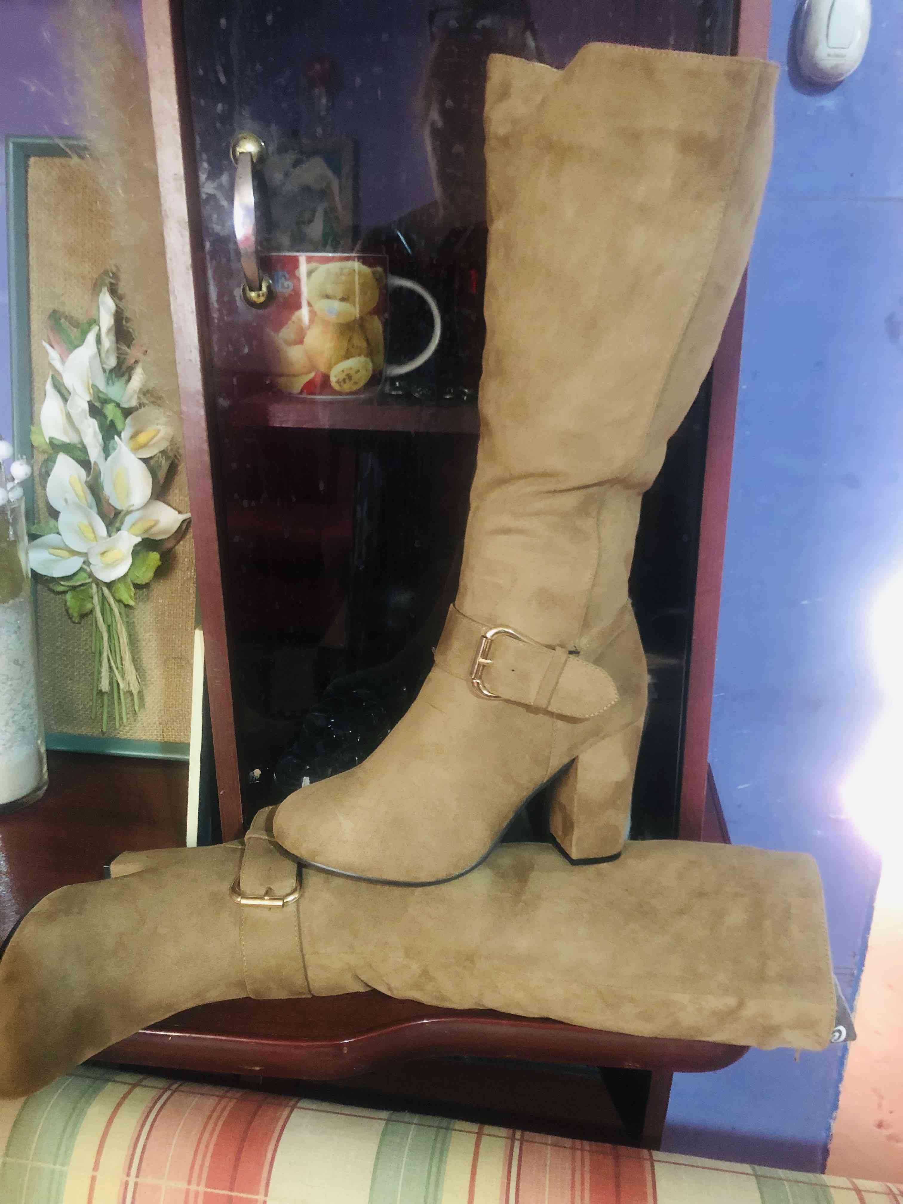 Botas altas camel con hebilla - miniatura 2